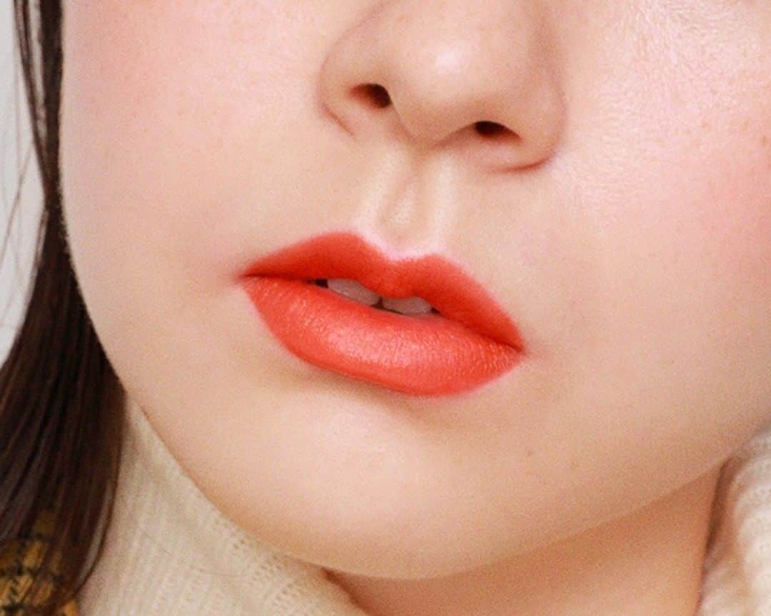 PAUL & JOE BEAUTEさんのインスタグラム写真 - (PAUL & JOE BEAUTEInstagram)「・ ＜Bold lips＞ Moderately glossy finish, intense bold pigment. You may think these colors aren’t for you, but you won’t believe the confidence and courageousness you’ll feel wearing them.  Give one of these guys a go when you need a self-confidence pick me up, or you’re just feeling yourself – you won’t regret it !  ーMODEL USEー ■LIPSTICK N 309 / Poppy Vivid and happy orange ■LIP CRAYON 05 / Always Smile Smile-inducing happy red  Check out our new products from our bio! *Check your local markets for launch dates and availability*  #PaulandJoe #paulandjoebeaute #ポールアンドジョー #lipstick #lipsticklove #lipcrayon #lipliner #semimatte #semimattelipstick #new #nice #good #beautiful #beauty #instagood #リップスティック #リップ #新発売 #新色 #新色リップ #リップクレヨン #リップライナー #セミマット #セミマットリップ #デパコス #春コスメ #リップワンダーランド #lipwonderland」1月17日 18時00分 - paulandjoe_beaute