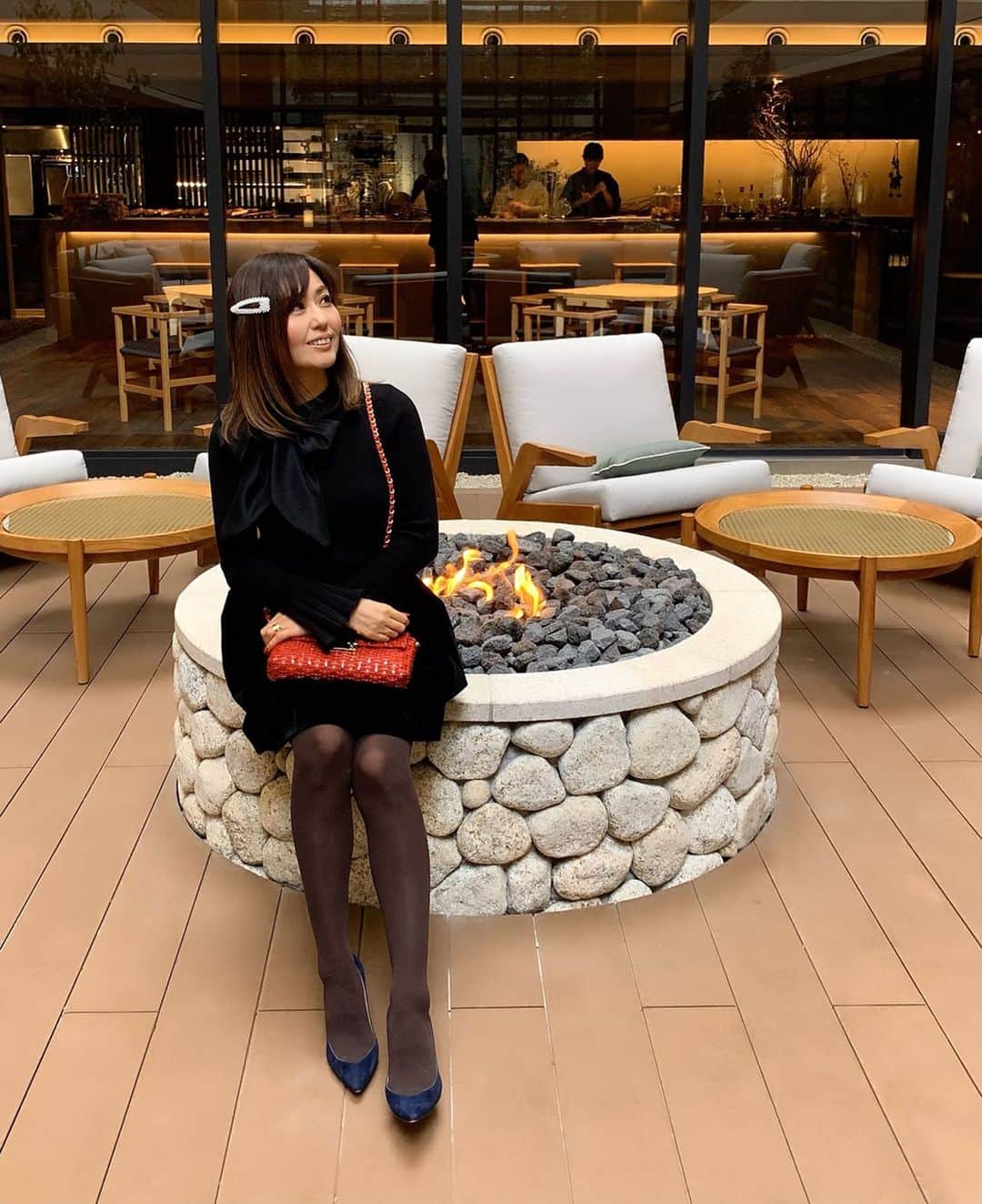 のインスタグラム：「こんばんは♡ おつかれさま♡ ・ 久しぶりにコースランチ食べた気がする💕 創作中華って感じで美味しかった❤️品数多くて全部載せられない笑10品は出てきた気がする✨ ・  @velrosier_official ・ トップスのリボン付きニットはノーブランド！💕 今日は焦げ茶のタイツに#マノロブラニク のネイビーパンプス合わせて見ました😊 ・  @good_nature_station ・ ・ #goodnaturestation #京都ランチ#中華#京都グルメ#そうだ京都行こう#ランチ#今日のファッション#コーデ#綺麗めコーデ #冬ファッション#fashion#instafashion#hotel#luxury#Kyoto#ig_japan #ブラックコーデ#シンプルコーデ」