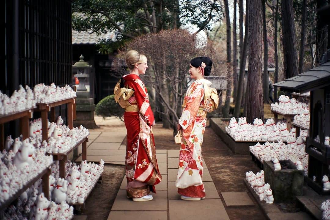 のインスタグラム：「猫好きの方なら、一度は訪れたい豪徳寺。招き猫発祥の地として知らて、招福殿に隣接する奉納所では、1,000体以上の招き猫がお出迎えします。静寂につつまれる境内で、ゆっくり時間をかけながら散策を楽しんでみてはいかがでしょうか😊  Have you spotted the ubiquitous "beckoning cat" in your travels throughout Japan? Known as the maneki neko, the small doll is believed to be a lucky charm that brings customers into shops. Nestled in a quiet neighbourhood in Setagaya, the Gotokuji temple has been cited as the birthplace of the maneki neko.⠀ ⠀ #ペニンシュラ東京 #ラグジュアリー #ホテル #文化 #着物 #豪徳寺  #thepeninsulatokyo #tokyo #Japan #luxurytravel #traveljapan #culture #japaneseculture #kimono #destinationphotography #gotokuji」