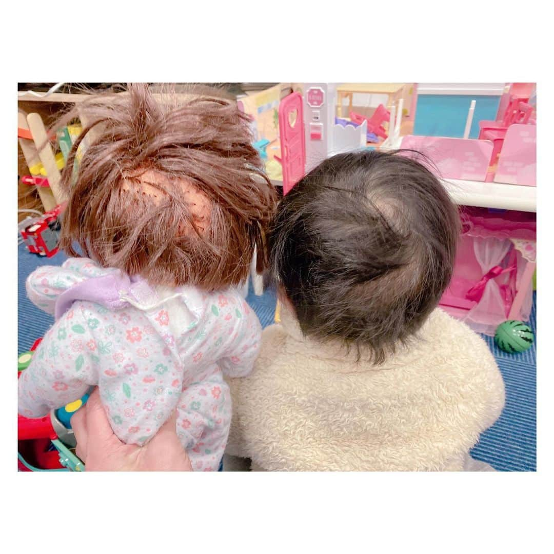 辻希美さんのインスタグラム写真 - (辻希美Instagram)「幸空とメルちゃん🧸💕 同じ寝癖🤣笑。  #幸空 #一歳一か月  #メルちゃん #寝癖 #そっくり #可愛い #寝癖フェチ #たまらん #🧸💕」1月17日 18時14分 - tsujinozomi_official