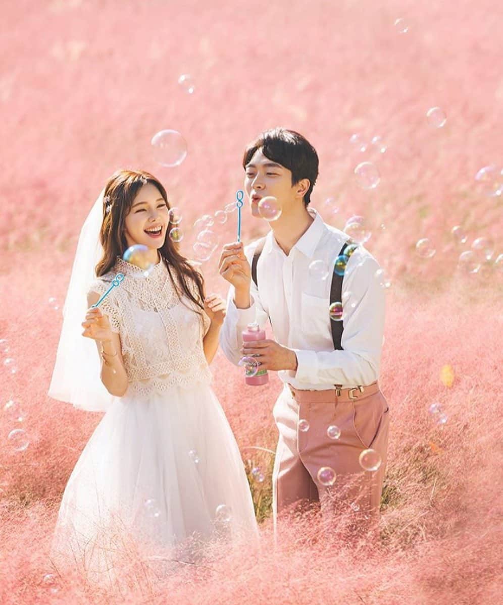 プレ花嫁の結婚式準備サイト marry【マリー】さんのインスタグラム写真 - (プレ花嫁の結婚式準備サイト marry【マリー】Instagram)「*﻿ ピンク色のススキ畑で撮った、﻿ #韓国ウェディングフォト ✨﻿ ﻿ シャボン玉が淡いピンクに映えて可愛い💎﻿ 新郎さんのズボンも、﻿ 同化するようなピンクでとってもおしゃれです🤵🏻﻿ ﻿ 韓国では、9月〜﻿暖かい年だと12月頃まで﻿ ピンクのススキが楽しめるみたい🌾﻿ いつか行ってみたい、見てみたい景色です💕﻿ ﻿ photo by @lecolorday.jp ﻿ ﻿ ﻿ *  marryは「世界中の可愛い」を集める ウェディングサイトです💎  サイト内には、 結婚式のアイデアを紹介する記事が1万以上✨ 毎日朝6時と夕方5時に新着記事をUP✨ @marryxoxo_wd の プロフィールURLからチェックできます💍  特に人気の記事は @marryxoxo_id のアカウントでも 紹介しているので必見🌷 ◌ ❁˚ #プレ花嫁#2019冬婚#2020冬婚#2020春婚#2020夏婚#2020秋婚#プロポーズ#プロポーズされました#入籍#入籍しました#結婚しました#韓国フォトウェディング#韓国フォト#ロケーションフォト#ロケーション撮影#ロケーション前撮り#韓国旅行#韓国整形#ウェディングフォト#前撮り#後撮り#海外前撮り#韓国前撮り#韓国後撮り#marryxoxo」1月17日 18時22分 - marryxoxo_wd