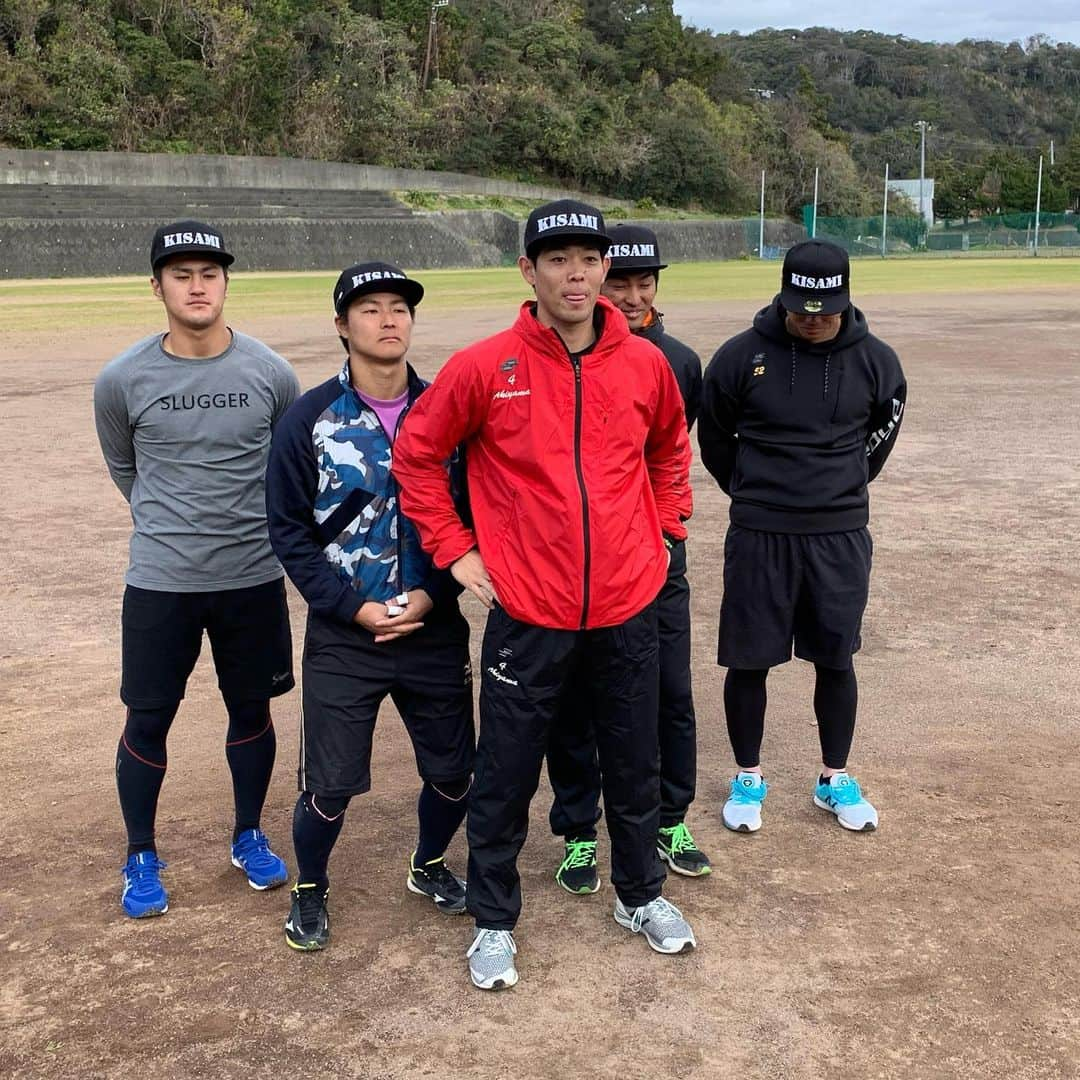 片山真人のインスタグラム：「1日だけでしたが、今年もお手伝いに行ってきました。3年連続3回目！！ ※ボール拾ったりティーバッティングのトス上げたり、簡単なやつですが笑  大リーグ　シンシナティレッズに入団が決まった　#秋山翔吾 選手の静岡県・下田自主トレは今年で4年目。 昨年に引き続き、#埼玉西武ライオンズ　から #鈴木将平　選手、#ヤクルトスワローズ スワローズ #田代将太郎 選手　#阪神タイガース　#板山祐太郎 選手　#横浜denaベイスターズ #細川成也　選手らが参加し、来月のキャンプインに向けて汗を流していました。 秋山選手も『今年はメジャーに行くということでレギュラーシーズン日本で見られないこともあって、例年以上に多くのファンが見にきてくれた』と話していました。  下田自主トレはあすまで。 怪我のないように、みなさんがいいシーズンを送れますように。そして2021年も下田自主トレで再会できることを願っています。あ、今年はメジャー観に行きます！ #静岡県　#プロ野球　#自主トレ #下田市　#下田東急ホテル #朝食が豪華　#秋山割 #メジャーリーグ　#清水俊輔アナウンサー」