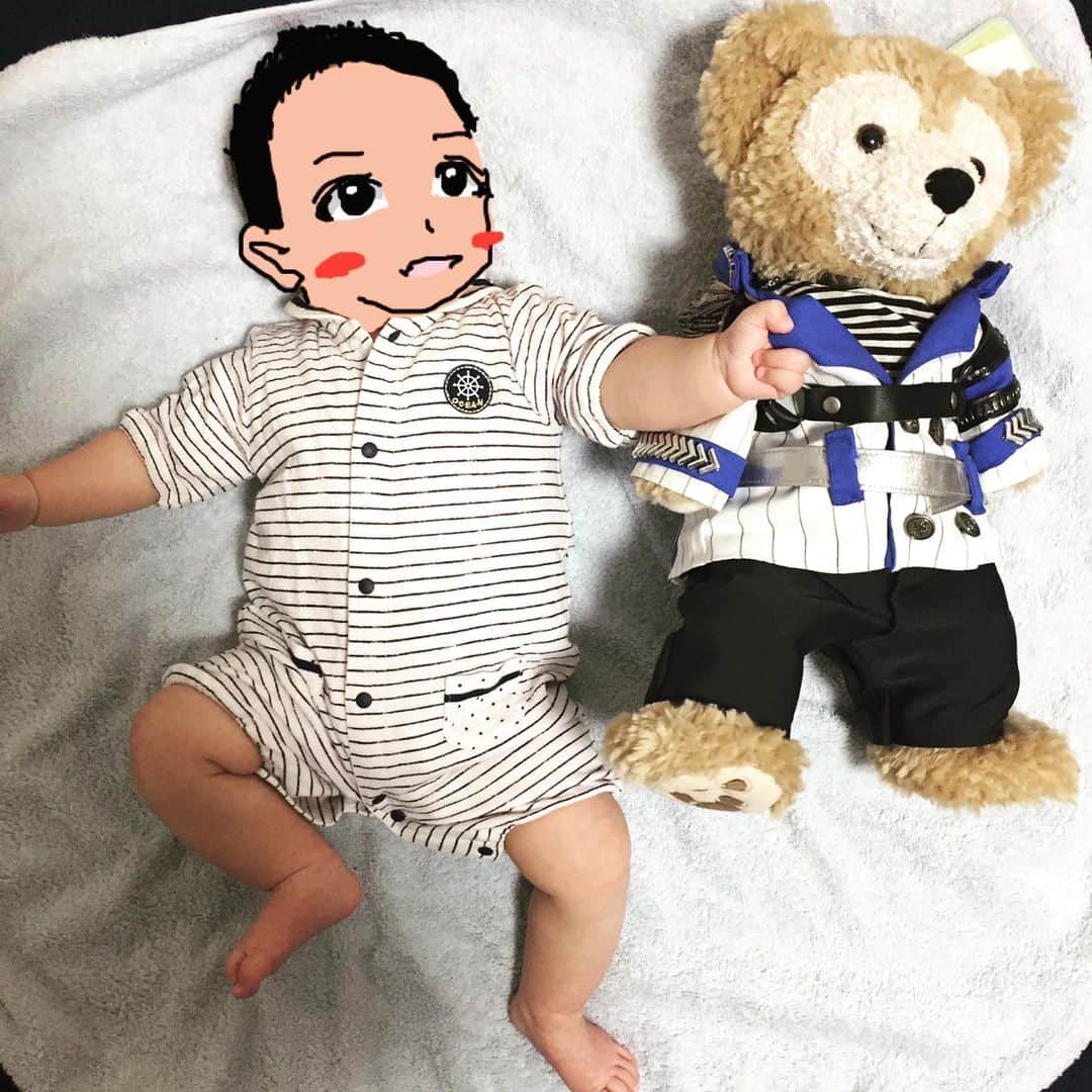 浦えりかのインスタグラム：「今月も浦正ダッフィーと背比べ。脅している感出てしまったw #augustbaby2019 #baby #生後4ヶ月 #赤ちゃんの成長記録 #ぬいぐるみと背比べ  #ダッフィーコーデ」