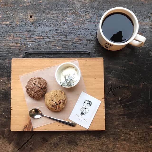 手紙社さんのインスタグラム写真 - (手紙社Instagram)「【本とコーヒーtegamisha カフェ】 寒い日が続きますね。今夜は雪の予報です。 週末にもスコーンやチーズケーキなどご用意しております。あたたかい店内でコーヒーと共ににいかがでしょうか。 . 2020.1.17 . ＜1月の本とコーヒー開催イベント＞﻿ ◎1/19（日）『おうちで作れる台湾小麦粉料理』WS 〜焼包子＆クッキー〜﻿ ◎1/24（金）出張「帆帆魯肉飯」﻿ ◎1/25（土）The Worthless「ごはんがすすむ絵本ライブ」﻿ ◎1/25（土）HUGSY DOUGHNUTのはらぺこドーナツカフェ﻿ . #手紙舎#手紙社#本とコーヒー＃カフェ＃コーヒー#おやつ#スコーン」1月17日 18時30分 - tegamisha