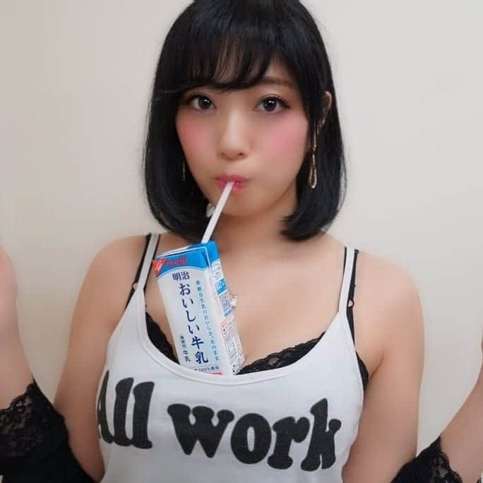 いけながあいみさんのインスタグラム写真 - (いけながあいみInstagram)「牛乳の正しい飲み方⠀⠀ ⠀⠀ って、こうじゃなかったっけ？🐮🤔😜🙊⠀⠀ ⠀ ✲⠀⠀ ⠀⠀ In Japan, we drink milk like this🍼⠀⠀ ⠀⠀ ⠀⠀ ⠀⠀ ⠀⠀ ⠀⠀ ⠀⠀ ⠀⠀ ⠀⠀ jk....😜⠀」1月17日 18時30分 - aimicat424