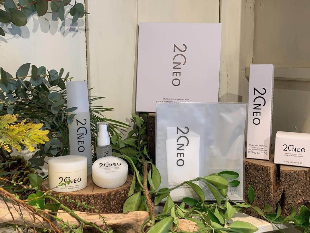 Fashion Headlineのインスタグラム：「コスメの新作発表会って何度行ってもわくわくします! 今日は「20NEO（ニーゼロネオ） @20neo_official 」のデビュー発表会へ。 “すべてを解き放ち、一歩先の美しさへ。”をキャッチコピーに展開される次世代スキンケアブランドです。  この20NEOは、2017年春に誕生した「2.0.1.8 THE BEST COSMETICS」が生まれ変わった新生ブランドなのだそう。  今回、20NEOからは、「オイルクラッシュハイドレーター」「プロテクティブナイトクリーム」「オイルクラッシュハイドレーティングマスク」の3つのアイテムがリリース! 2月1日より展開されます。  特に新しい! と思ったのは、今、みんな気になっているであろう「ブルーライト」をカットしてくれるフェイスクリーム。  すごいです。良くないってわかってるけれど、ついつい眠るまでスマホやPCをいじってしまう日もありますもん。そんな日もこのクリームでケアしたらなんだか安心ね。ぜひ、試してみてくださいね。（エディターR）」