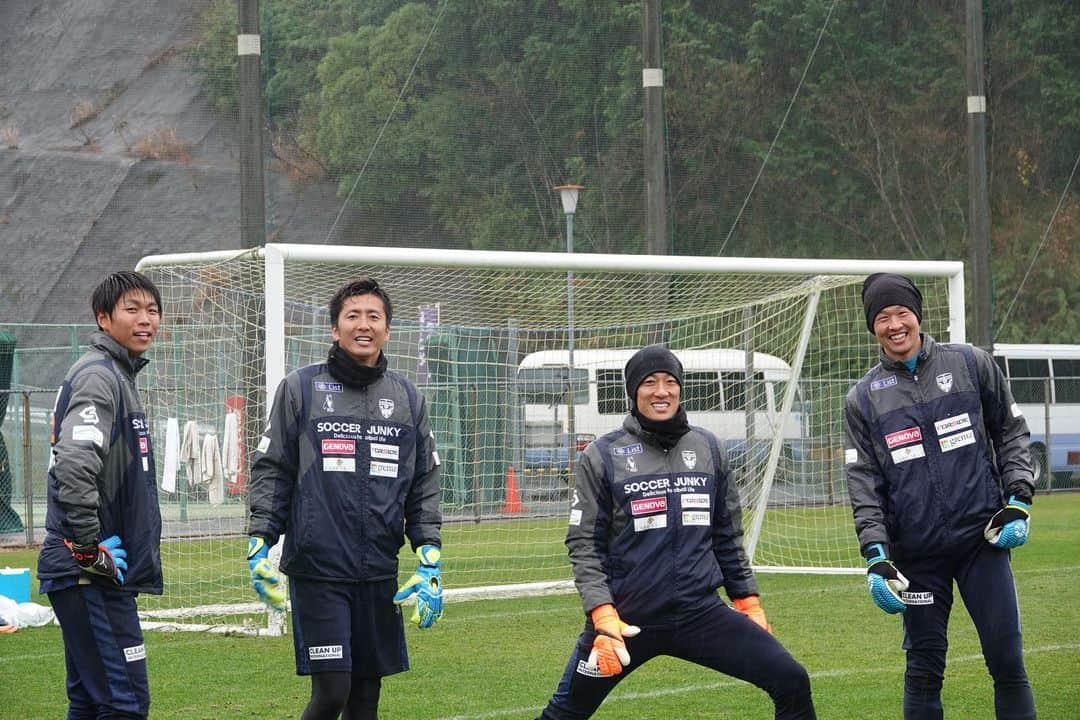 横浜FCさんのインスタグラム写真 - (横浜FCInstagram)「- 和歌山キャンプ3日目。 あいにくの雨模様でしたが、この日も精力的に選手は午前、午後のトレーニングをしっかり積み上げました！こなすのではなく積み上げる。開幕から良いスタートを切れるように！ - #YOKOHAMAFC #横浜FC #HAMABLUE #HAMAPRIDE #jleague #上富田スポーツセンター #笑顔 #俊さんだけカメラ向けると怖い」1月17日 18時38分 - yokohamafc_official