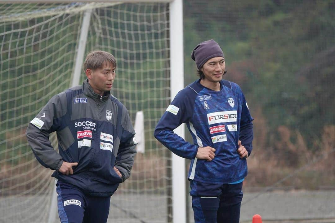 横浜FCさんのインスタグラム写真 - (横浜FCInstagram)「- 和歌山キャンプ3日目。 あいにくの雨模様でしたが、この日も精力的に選手は午前、午後のトレーニングをしっかり積み上げました！こなすのではなく積み上げる。開幕から良いスタートを切れるように！ - #YOKOHAMAFC #横浜FC #HAMABLUE #HAMAPRIDE #jleague #上富田スポーツセンター #笑顔 #俊さんだけカメラ向けると怖い」1月17日 18時38分 - yokohamafc_official