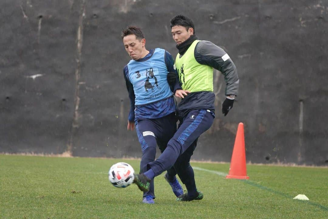 横浜FCさんのインスタグラム写真 - (横浜FCInstagram)「- 和歌山キャンプ3日目。 あいにくの雨模様でしたが、この日も精力的に選手は午前、午後のトレーニングをしっかり積み上げました！こなすのではなく積み上げる。開幕から良いスタートを切れるように！ - #YOKOHAMAFC #横浜FC #HAMABLUE #HAMAPRIDE #jleague #上富田スポーツセンター #笑顔 #俊さんだけカメラ向けると怖い」1月17日 18時38分 - yokohamafc_official