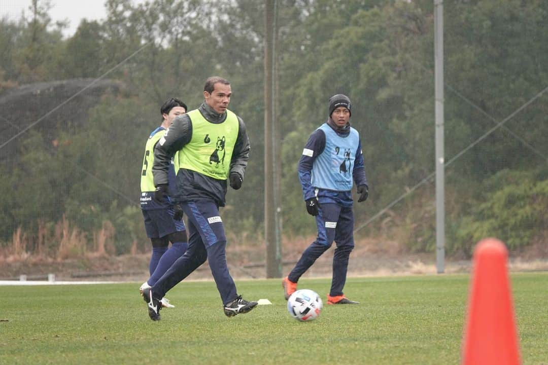 横浜FCさんのインスタグラム写真 - (横浜FCInstagram)「- 和歌山キャンプ3日目。 あいにくの雨模様でしたが、この日も精力的に選手は午前、午後のトレーニングをしっかり積み上げました！こなすのではなく積み上げる。開幕から良いスタートを切れるように！ - #YOKOHAMAFC #横浜FC #HAMABLUE #HAMAPRIDE #jleague #上富田スポーツセンター #笑顔 #俊さんだけカメラ向けると怖い」1月17日 18時38分 - yokohamafc_official