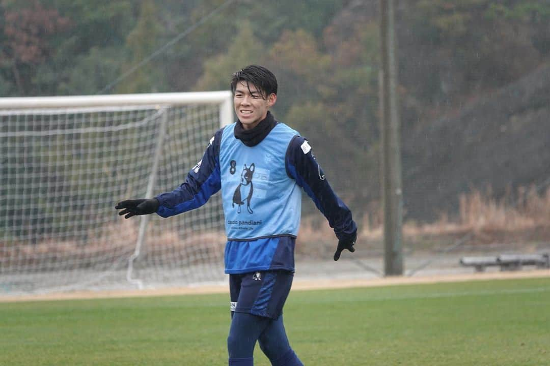 横浜FCさんのインスタグラム写真 - (横浜FCInstagram)「- 和歌山キャンプ3日目。 あいにくの雨模様でしたが、この日も精力的に選手は午前、午後のトレーニングをしっかり積み上げました！こなすのではなく積み上げる。開幕から良いスタートを切れるように！ - #YOKOHAMAFC #横浜FC #HAMABLUE #HAMAPRIDE #jleague #上富田スポーツセンター #笑顔 #俊さんだけカメラ向けると怖い」1月17日 18時38分 - yokohamafc_official