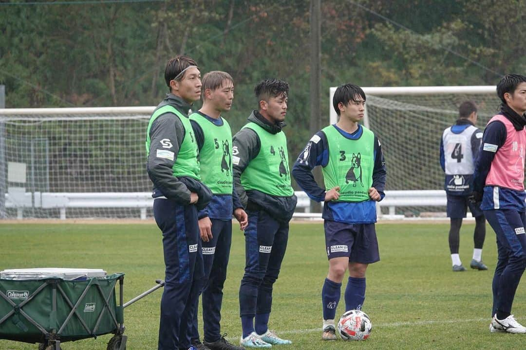 横浜FCさんのインスタグラム写真 - (横浜FCInstagram)「- 和歌山キャンプ3日目。 あいにくの雨模様でしたが、この日も精力的に選手は午前、午後のトレーニングをしっかり積み上げました！こなすのではなく積み上げる。開幕から良いスタートを切れるように！ - #YOKOHAMAFC #横浜FC #HAMABLUE #HAMAPRIDE #jleague #上富田スポーツセンター #笑顔 #俊さんだけカメラ向けると怖い」1月17日 18時38分 - yokohamafc_official