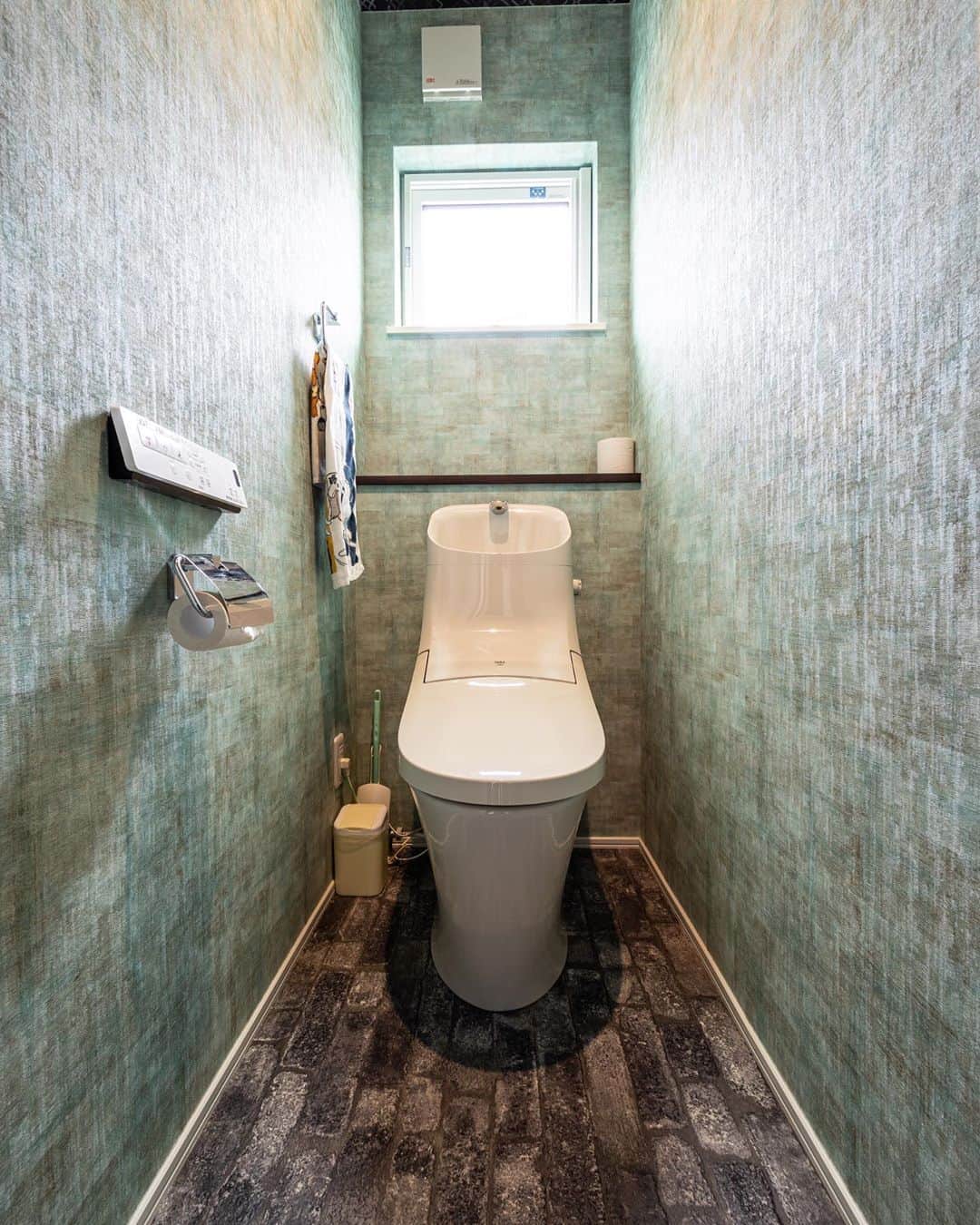 homelife 夢を叶える暮らし方のインスタグラム：「【アンティークなトイレ】 . . アクセントクロスでトイレが一気におしゃれな雰囲気に✨ 落ち着いた雰囲気で素敵なデザインです♪ . . こちらのお家はアーキホームライフのお施主様邸の施工写真です。 その他の施工写真は、 @homelife_gallery のURLからご覧いただけます。 . 家づくりの資料請求はコチラから @homelife_shiryou . . #トイレ #レストルーム #アクセントクロス #トイレインテリア #ヴィンテージ調 #ヴィンテージトイレ #デザイン #お手洗い #アンティーク #トイレ壁紙 #トイレリメイク #マイホーム #夢のマイホーム #間取り #シンプルな暮らし #暮らしを楽しむ #注文住宅 #自由設計 #デザイン住宅 #myhome #family #house #home #homelife_京都 #homelife_大阪 #homelife_兵庫 #ホームライフ #ホームライフ100 #アーキホームライフ」