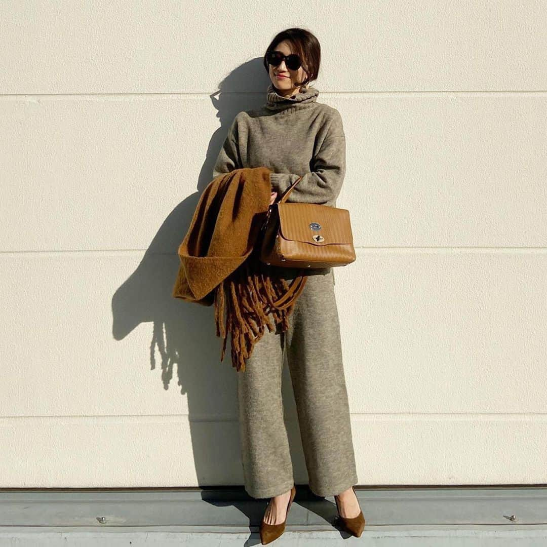 ur'sさんのインスタグラム写真 - (ur'sInstagram)「. . 【 style share 】 タートルネックニットプルオーバー 品番:BUXU0602 ¥3,590+tax . ニットワイドパンツ 品番:BUXU0674 ¥3,990+tax . @mmmcoco07 様、素敵なコーディネートありがとうございます！ 柔らかく肌触りの良い素材が嬉しいニットのセットアップコーデ✨ ゆったりとしたシルエットと着心地もトレンドらしいスタイルです👏🏻🎶 . ＼ FLAT PRICE 🎉 ／ 1/24(金)11:00まで期間限定で、2000円・2500円・3000円の均一セールを開催中‼️ . STYLE SHARE 募集中！ ハッシュタグは『#urs_styling』 素敵な着こなしは、紹介させて頂くことがあります。 . #urs_official #ユアーズ #レディース #fashion #コーディネート #ニット #ニットセットアップ #ゆったりシルエット . . #Repost @mmmcoco07 ・・・ ✴︎ いつかの。 . . knit set up @urs_official . . #ニット#セットアップ#ファッション#コーディネート#シンプルコーデ#楽ちんコーデ #outfit#ootd#outfitoftheday」1月17日 18時45分 - urs_official