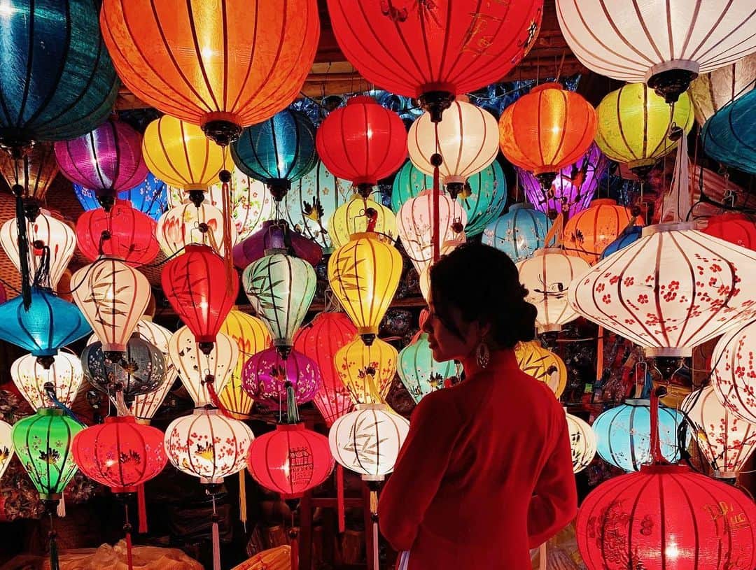 日下裕江さんのインスタグラム写真 - (日下裕江Instagram)「ホイアン最後のpost✨  沢山しつこくごめんなさい🙏  素敵だから、 自己満です😋💕 #hoian #hoianvietnam #lantern #lanternfestival #aodai #ホイアン #ベトナム #ランタン #ランタン祭り #アオザイ」1月17日 18時47分 - hiroe___h