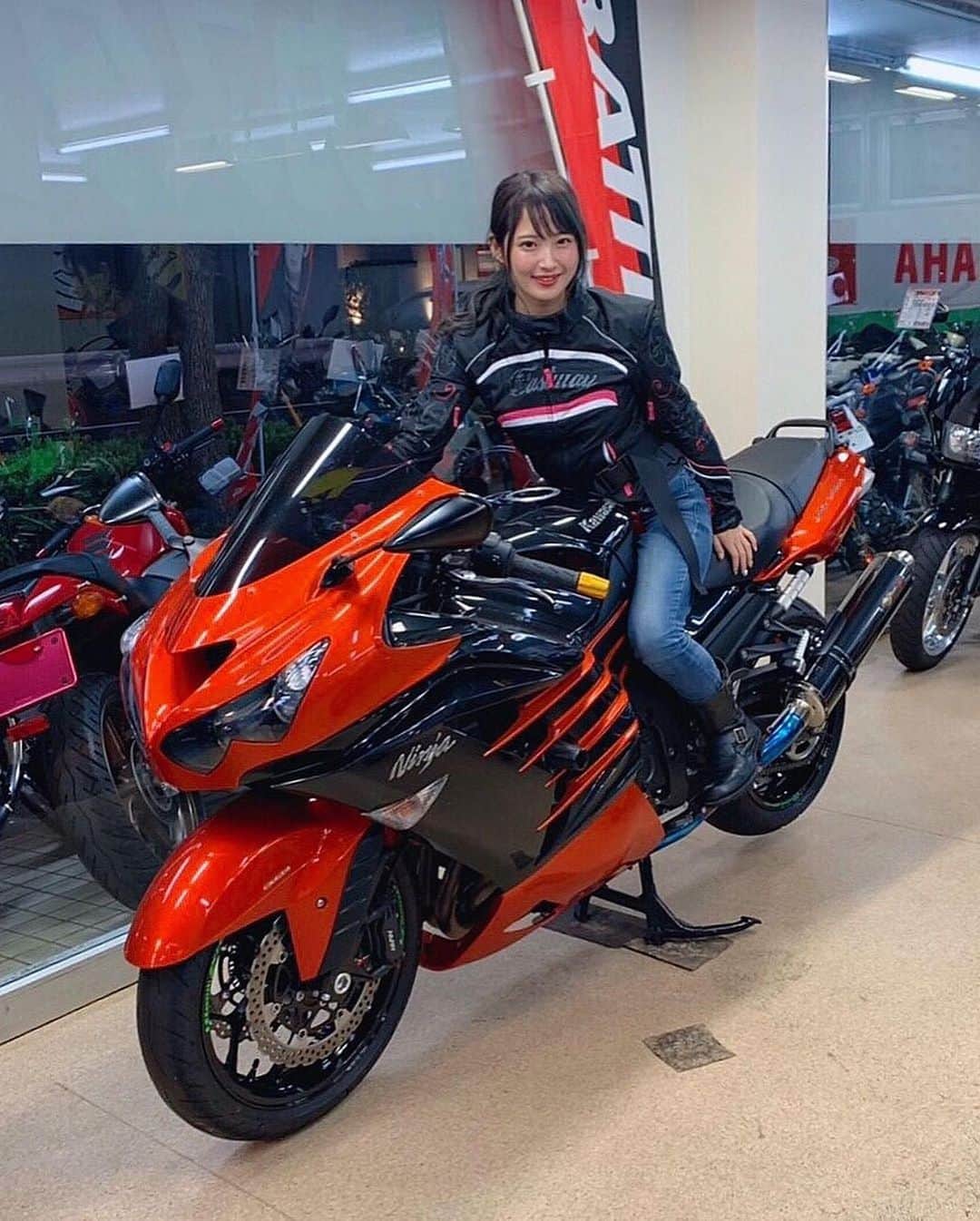 美女美容事情さんのインスタグラム写真 - (美女美容事情Instagram)「《美人ライダー🏍🗯✨》⁠⠀⁠⠀ *⁠⠀⁠⠀ リポストを使って、素敵な写真📷✨を投稿されてる方を紹介させて頂く⠀⠀⠀⁠⠀⁠⠀ 【💄美女美容事情💅】のコーナーです✨⁠⠀⁠⠀ *⠀⠀⠀⠀⠀⠀⁠⠀⁠⠀ いいねやコメント、フォローして応援してね❤︎🥰🎶⁣⁠⠀⁠⠀ *⠀⠀⠀⠀⠀⠀⁠⠀⁠⠀ 今回ご紹介させて頂きますのは❤︎⁠⠀⁠⠀ amiさん< @cococococo129 >の素敵なお写真📸⁠⠀⁠⠀ *⠀⁠⠀⁠⠀ 可愛い見た目とバイクとのギャップが素敵なamiさん💋⁠⠀⁠⠀ なんと免許より先にバイクを購入したんだとか✨🏍✨勢いが素晴らしいですね💓⁠⠀⁠⠀ *⠀⁠⠀⁠⠀ a m iさんのアカウントには他にも素晴らしい投稿が沢山ありますので是非覗いてみてくださいね💁‍♀️💙⁠⠀⁠⠀ *⠀⁠⠀⁠⠀ a m iさん< @cococococo129 >⁠⠀⁠⠀ 素敵な投稿ありがとうございました☺️📸✨⠀⠀⠀⠀⠀⠀⠀⁠⠀⁠⠀ △▼△▼△▼△▼△▼△▼△▼△▼△▼⠀⠀⠀⠀⠀⠀⠀⠀⠀⠀⠀⠀⠀⠀⠀⠀⠀⠀⠀⠀⠀⠀⠀⠀⠀⠀⠀⠀⠀⠀⠀⠀⁠⠀⁠⠀ ❤🧡💛「美女美容事情」💚💙💜⠀⠀⠀⠀⠀⠀⠀⠀⠀⠀⠀⠀⠀⠀⁠⠀⁠⠀ 👇掲載ご希望の方は👇⠀⠀⠀⠀⠀⠀⠀⠀⠀⠀⠀⠀⠀⠀⠀⁠⠀⁠⠀ @ b_b_j.jタグ付けと🖤 # ビジョビ⠀🖤⠀⠀⠀⠀⠀⠀⠀⠀⠀⠀⠀⠀⠀⠀⁠⠀⁠⠀ をタグ付けお願いします✨⠀⠀⠀⠀⠀⠀⠀⠀⠀⠀⠀⠀⠀⠀⠀⁠⠀⁠⠀ ――――――――――――――――⠀⠀⠀⠀⠀⠀⠀⠀⠀⠀⠀⠀⠀⠀⠀⠀⠀⠀⠀⠀⠀⠀⁠⠀⁠⠀ ～姉妹アカウントのご紹介～⠀⠀⠀⠀⠀⠀⠀⠀⠀⠀⠀⠀⠀⠀⠀⠀⠀⠀⠀⠀⠀⠀⠀⠀⠀⠀⁠⠀⁠⠀ ◇美容情報を紹介している«美女美容事情～Beauty～»⠀⠀⠀⠀⠀⠀⠀⠀⠀⠀⠀⠀⠀⠀⠀⠀⠀⠀⠀⠀⠀⠀⠀⠀⠀⁠⠀⁠⠀ ( @b_b_j.j_b )⠀⠀⠀⠀⠀⠀⠀⠀⠀⠀⠀⠀⠀⠀⠀⠀⠀⠀⠀⠀⠀⠀⠀⠀⠀⠀⁠⠀⁠⠀ ◇美しい旅スポット紹介をしている«美 spot»⠀⠀⠀⠀⠀⠀⠀⠀⠀⠀⠀⠀⠀⠀⠀⠀⠀⠀⠀⠀⠀⠀⠀⠀⁠⠀⁠⠀ ( @b__spo )⠀⁠⠀⁠⠀ ⁠⠀⁠⠀ よかったらこちらも覗いてみてね✨⁠⠀⁠⠀ ――――――――――――――――⠀⠀⁠⠀⁠⠀ #ファッション#ootdfashion ⁠⠀⁠⠀ #綺麗めコーデ#お出かけコーデ⠀⠀⁠⠀⁠⠀ #ファッションコーデ #カジュアルファッション ⁠⠀⁠⠀ #大人カジュアルコーデ ⠀⠀⠀⁠⠀⁠⠀ #オトナ女子 #きれいめコーデ⠀⁠⠀ #バイク #バイク好き⁠⠀ #バイク女子 #ライダー女子 ⁠⠀ #バイク #単車 ⁠⠀ #ninja #ninja400 ⁠⠀ #zx14r #kawasaki⁠⠀ #ニット#美意識向上 #ヘアスタイル⠀⠀⠀⠀⠀ #美肌#笑顔 ⠀⠀⠀⠀⠀⠀⠀⠀⠀⠀⠀⁠⠀⁠⠀ #大人可愛い ⠀⠀⠀⠀⠀⠀⠀⠀⠀⠀⁠⠀⁠⠀ #女子力 #女子力up ⠀⠀⠀⠀⠀⠀⠀⠀⠀⠀⠀⁠⠀⁠⠀ #goodtime#nicepic⠀⠀⁠⠀⁠⠀ #naturalbeauty⠀」1月17日 18時53分 - b_b_j.j