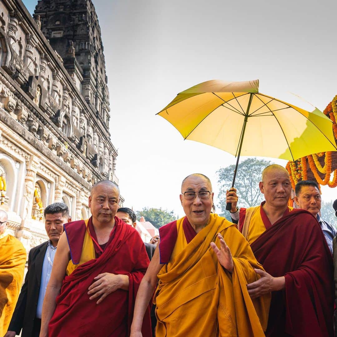 ダライ・ラマ14世さんのインスタグラム写真 - (ダライ・ラマ14世Instagram)「HHDL making his way around the stupa at the Mahabodhi Temple complex (site where the Buddha attained enlightenment) on the last day of his visit to Bodhgaya, Bihar, India on January 17, 2020. Photo by Tenzin Choejor #dalailama」1月17日 19時04分 - dalailama