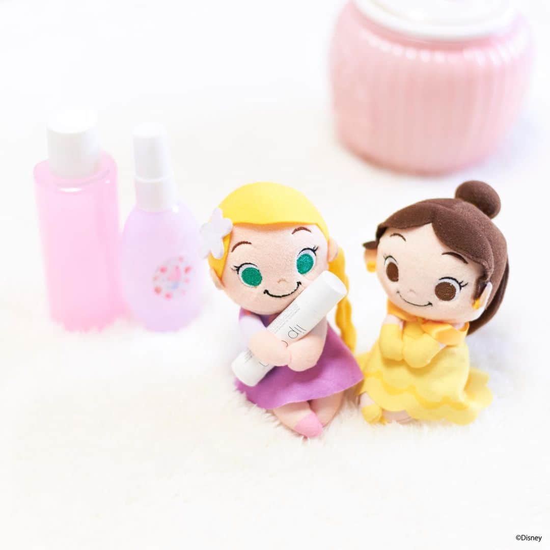 ちょっこりさん【公式】のインスタグラム：「#20190117 * 冬は保湿のボディケアが大事だよね♪ かわいいプリンセス２人みたいになれますように♪ * #ちょっこりさん #ディズニー#ディズニーグッズ #ぬい撮り#ぬいぐるみ #chokkorisan#disney #takaratomyarts #ぬいぐるみと撮り隊 #disney写真部 #ディズニーグッズ #ちょっこりさん好きな人とつながりたい」