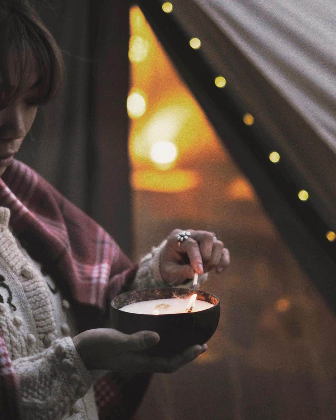 のインスタグラム：「年越し九州旅から帰ってきて しばらくポカーンって感じで　笑 やっとスイッチ入ってきたぞ〜🧘🏻‍♀️って思ったら、会う人会う人に九州行ってたよね？って聞かれ、、思い出して旅ロス発動🚀 現実逃避キットに入ってたココナッツのキャンドルに火をつけて、次の旅を想像。はぁ、いい香り🥥🤎 これで復活😼🗿🗿💪🏻 . 四国まわりたいなぁ〜 東北も行きたいなぁ〜 九州リベンジもいいよなぁ〜🦑 . 悩むなぁー🤪💫🗾 #sponsored#hotelsdotcom#PTWS#旅ロス」
