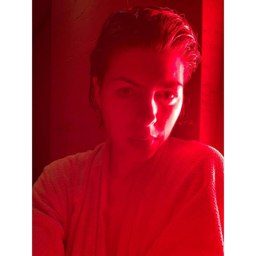 ブランカ・ブラシッチさんのインスタグラム写真 - (ブランカ・ブラシッチInstagram)「If nothing, it looks cool. #redlighttherapy」1月17日 19時02分 - blankavlasic_official