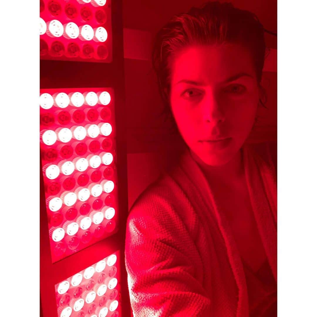 ブランカ・ブラシッチさんのインスタグラム写真 - (ブランカ・ブラシッチInstagram)「If nothing, it looks cool. #redlighttherapy」1月17日 19時02分 - blankavlasic_official