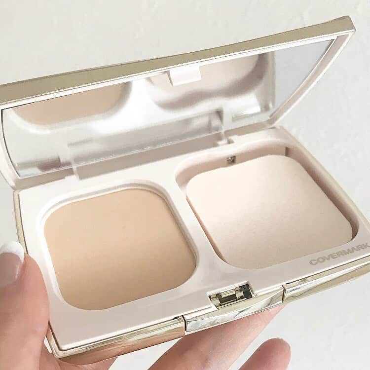 Michikoさんのインスタグラム写真 - (MichikoInstagram)「_______ BASE MAKEUP✔️ . 今日はしっかりカバーしたかったので、 久しぶりにパウダリーファンデーションを。 . 年齢問わず、 目立つ毛穴に頭を抱えてる方も多いと思います。 . @covermark_jp のファンデーションは、 そんな肌悩みをカバーしてくれる。 . パウダーって粉っぽくなるイメージを持ちがちですが、 このファンデーションは不思議なことに肌に馴染む。 . 粒子が細かいのでピタッと肌に密着。  乾燥する時期でも使いやすい。 そしてカバー力があって綺麗に仕上がります。 . 毛穴に悩んでる方、パウダー好きの方に、 ぴったりのファンデーションです👍🏻✨ . . #カバーマーク #シルキーフィット #毛穴レス #毛穴カバー #冬でも使えるパウダリー#covermark #promotion .」1月17日 19時13分 - michiko.jp