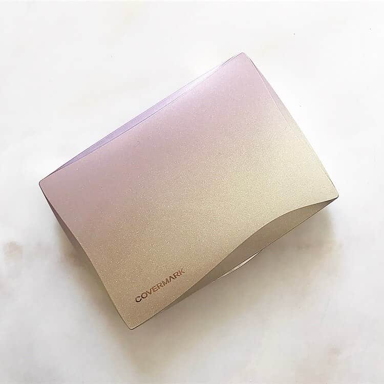 Michikoさんのインスタグラム写真 - (MichikoInstagram)「_______ BASE MAKEUP✔️ . 今日はしっかりカバーしたかったので、 久しぶりにパウダリーファンデーションを。 . 年齢問わず、 目立つ毛穴に頭を抱えてる方も多いと思います。 . @covermark_jp のファンデーションは、 そんな肌悩みをカバーしてくれる。 . パウダーって粉っぽくなるイメージを持ちがちですが、 このファンデーションは不思議なことに肌に馴染む。 . 粒子が細かいのでピタッと肌に密着。  乾燥する時期でも使いやすい。 そしてカバー力があって綺麗に仕上がります。 . 毛穴に悩んでる方、パウダー好きの方に、 ぴったりのファンデーションです👍🏻✨ . . #カバーマーク #シルキーフィット #毛穴レス #毛穴カバー #冬でも使えるパウダリー#covermark #promotion .」1月17日 19時13分 - michiko.jp
