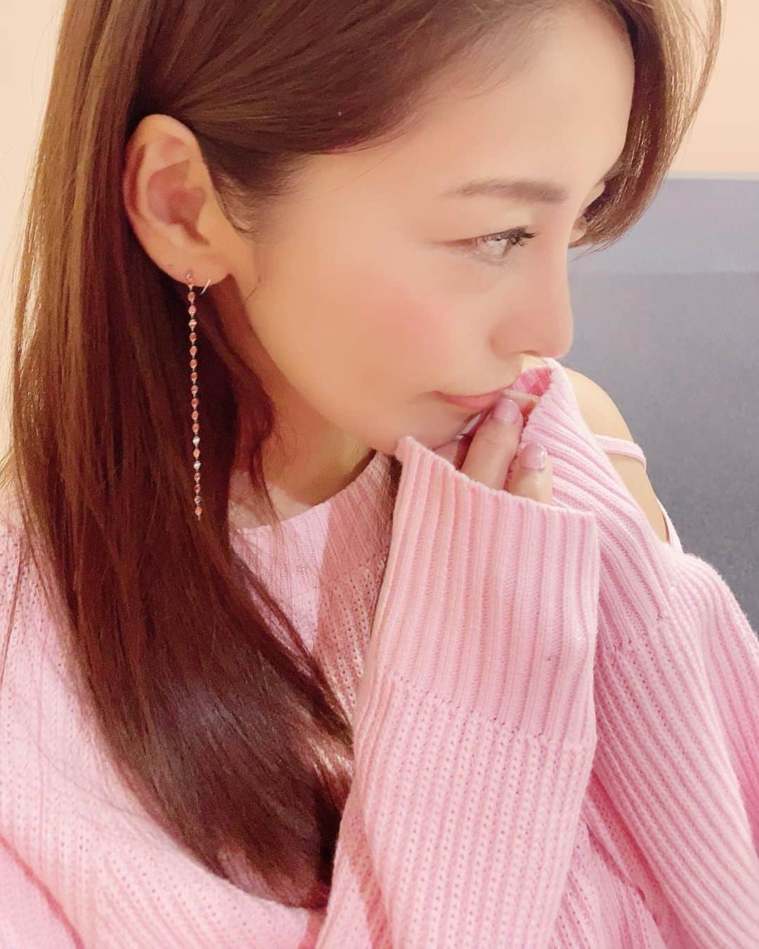 熊切あさ美さんのインスタグラム写真 - (熊切あさ美Instagram)「明るい色にたくさんチャレンジしたいなー☺️ 気持ちも明るくなるもんね🥰 雪、降るかなー ワクワク⛄️ #ピアス　@itam_accessory  #アクセサリー  #ニット　@pinkoofficial  #pinko #happy #instagood  #熊切あさ美」1月17日 19時13分 - asami_kumakiri