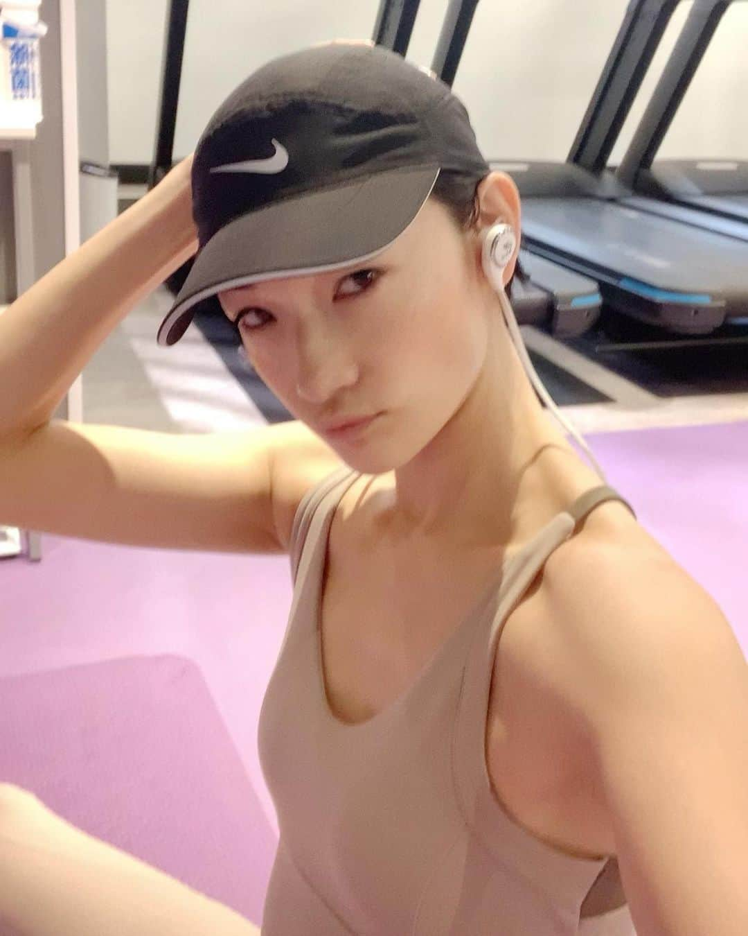 冨永愛さんのインスタグラム写真 - (冨永愛Instagram)「#workout  開脚は嫌いだ、でもやっとく。 今日は腕とお尻メイン❤︎ #aitominaga #冨永愛」1月17日 19時05分 - ai_tominaga_official