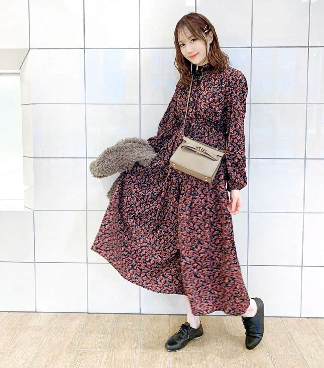 のインスタグラム：「先日のおさんぽコーデ🥰⠀ ⠀ @fifth_store の#小花柄ウエストリボンワンピース は高身長の私でも丈がちょうど良くてお気に入り♡♡ Vネックのワンピースにはハイネックのトップスを合わせるのが好き☺️ この日は暖かかったからレースのトップスをインしたよ♪⠀ ⠀ フロントのベルトが可愛い#フロントミニベルトショルダー は @editsheen_store のです👜💕 どちらも今日は60%OFFクーポンが出てたから狙い目だよ👍❣️⠀ ・ ・ ・ #fifth#fifthtl#フィフス#EditSheen#エディットシーン#バッグ#BAG#カジュアル#フェミニン#ワンピース#高身長コーデ#ママコーデ#マタニティコーデ#コーデ#fashion#ootd#coordinate#outfit#プチプラコーデ#プチプラファッション」