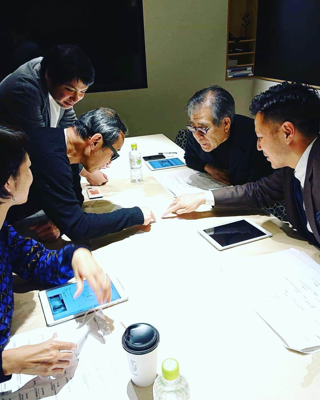 のインスタグラム：「#sanwacompanyartaward の審査。元森美術館館長の#南條史生さん　とは昨日も一緒に登壇し明日の南條さん送別会では私は幹事^ ^ 今年のサンワも推薦制度なのでレベル高く、選ばれた作品は出来上がるのを見るのが本当に楽しみ^ ^ #鈴木大輔 #塩見有子」