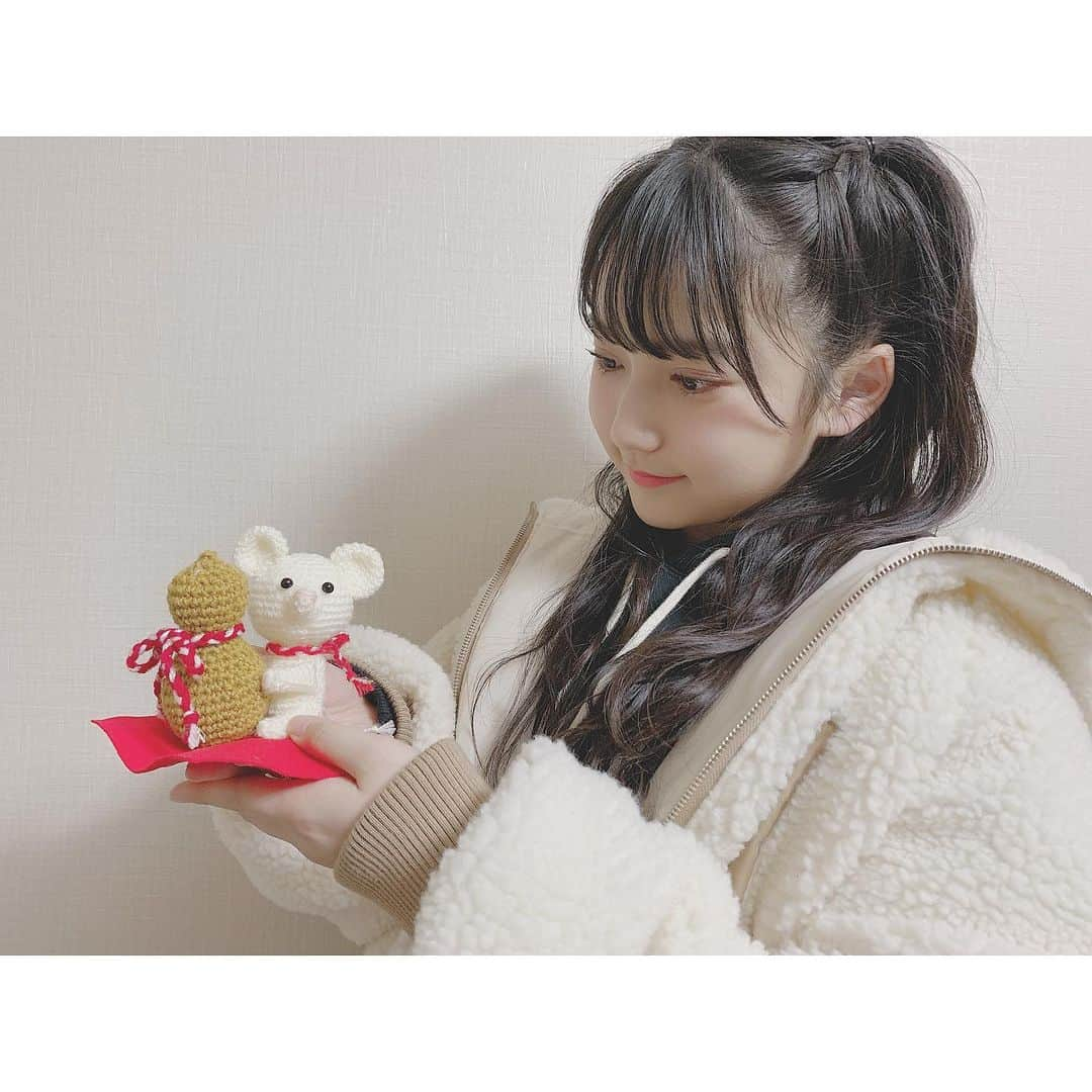 鈴木くるみのインスタグラム：「今年はねずみ年なので、おばあちゃんがねずみのぬいぐるみ作ってました🐭🌼💕 可愛いでしょ〜💓💞 毎年その干支によって作ってるんだよ！ また作ってたら写真撮ってきます📷✨ #干支 #ねずみ年 #おばあちゃん #可愛い #ぬいぐるみ #自分でも作れるようになりたい」