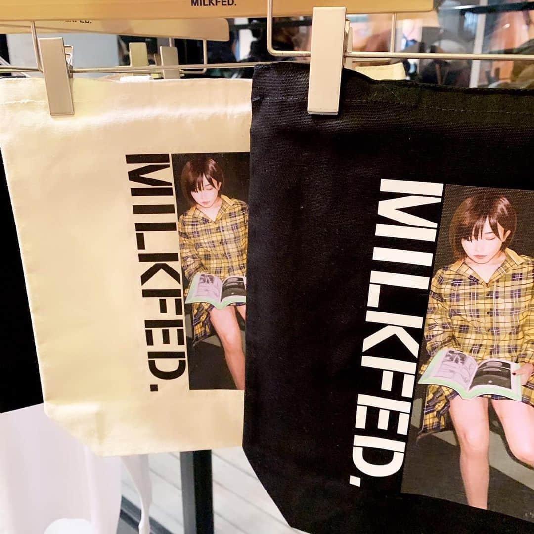 MILKFED.さんのインスタグラム写真 - (MILKFED.Instagram)「MAYU YUKISHITA Solo Exhibition “Change Me”﻿ by JOINT ART BOX curated by yasumasa yonehara﻿ 本日より1/25(土)まで開催中です！！﻿ ﻿ MILKFED.のアイテムを着た女の子が描かれたLS Tシャツ、トートバッグが、ギャラリーでも発売しています！﻿ ﻿ ぜひお立ち寄り下さい。﻿ ﻿ ■MILKFED.×MAYU YUKISHITA LS TEE ﻿ ¥6,500＋TAX  WHITE、BLACK SIZE：M,L﻿ ﻿ ■MILKFED.×MAYU YUKISHITA TOTE ﻿ ¥2,800＋TAX  WHITE、BLACK﻿ ﻿ MAYU YUKISHITA Solo Exhibition “Change Me”﻿ by JOINT ART BOX curated by yasumasa yonehara﻿ ﻿ 【日時】2020年1月17日(金) – 2020年1月25日(土) 11:00 – 20:00﻿ ※LASTDAY UNTIL 19:00﻿ Reception Party：2020年1月17日(金) 18:00 – 22:00﻿ 【場所】JOINT GALLERY / 東京都神宮前3-25-18 THE SHARE 104  #milkfed #milkfedjp #ミルクフェド #ミルフェ #雪下まゆ #ガーリーストリート #fashion #kawaii #mayuyukishita @_mognemu @yone69harajuku」1月17日 19時13分 - milkfedjp