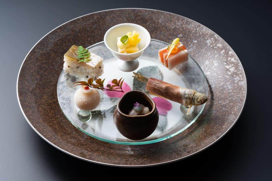 HOSHINOYA｜星のやさんのインスタグラム写真 - (HOSHINOYA｜星のやInstagram)「Feel the winter with your five senses through our dishes. . #hoshinoyakyoto #kyoto #arashiyama #hoshinoya #hoshinoresorts #winter #cuisine #gomijizai #星のや京都 #京都 #嵐山 #星のや #星野リゾート #五味自在」1月17日 19時14分 - hoshinoya.official