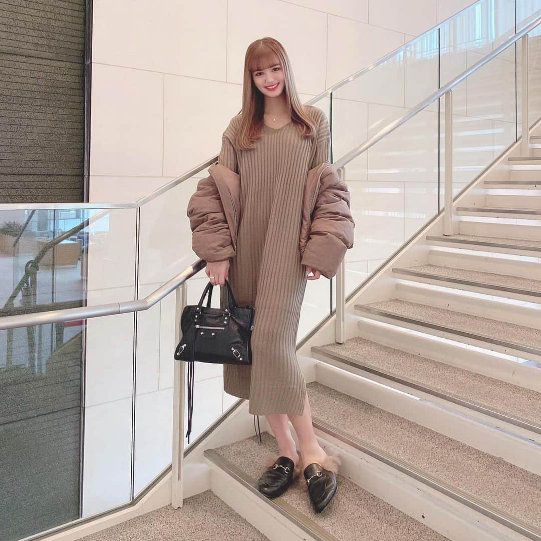 のインスタグラム：「こないだの私服ちゃん🧸💕 最近ブラウンとかカーキとかくすんだ色が好きになった🤎 @fifth_store のワンピース楽ちんでめちゃ使える👏🏻 #fifth #fifthtl #フィフス #vネックリブニットロングワンピース #カジュアル #ワンピース #ワンピースコーデ #高身長コーデ #さらファッション」