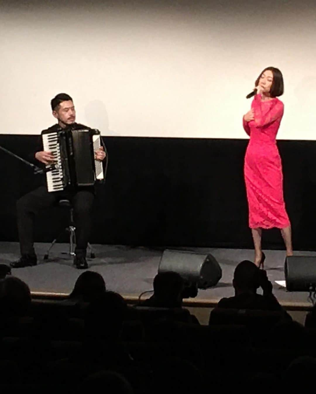 野宮真貴さんのインスタグラム写真 - (野宮真貴Instagram)「東京は夜の七時♪﻿ ﻿ 高橋幸宏さんと映画のデート❤️﻿ 最高傑作！映画「男と女」の新作「男と女 人生最良の日々」！﻿ リアル50年後オリジナルキャストという奇跡！﻿ 今一番大人の愛の映画です！﻿ ﻿ #東京は夜の七時  #男と女人生最良の日々 #男と女 #高橋幸宏 #野宮真貴 #missmakinomiya」1月17日 19時22分 - missmakinomiya