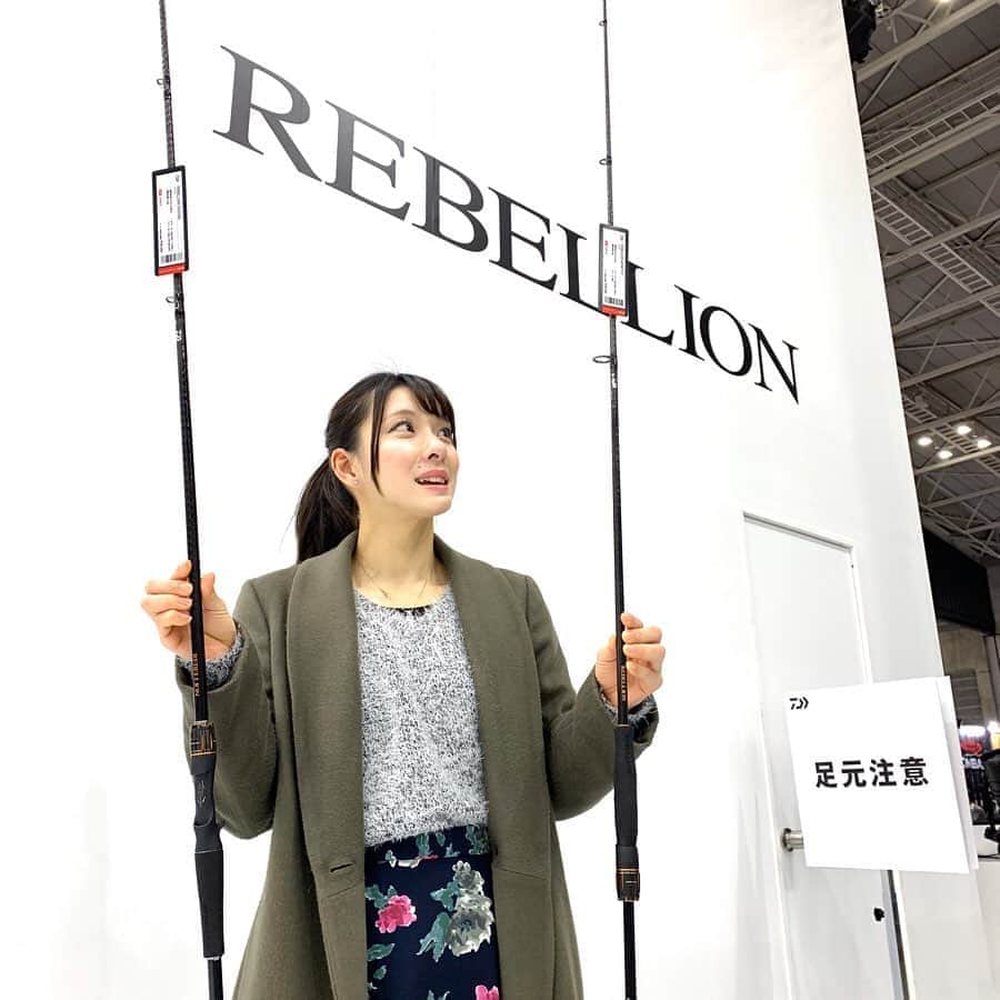 大田理裟のインスタグラム：「今日は #釣りフェスティバル へ🎣💗﻿ いろんなメーカーの新製品が出ていて﻿ わくわくしました\(◡̈)/✨﻿ ﻿ いちばん気になったのは、﻿DAIWAのREBELLION！！﻿ シンプルなデザインで、軽くて、かっこ良かったなー🧡 発売が楽しみ🥺！」