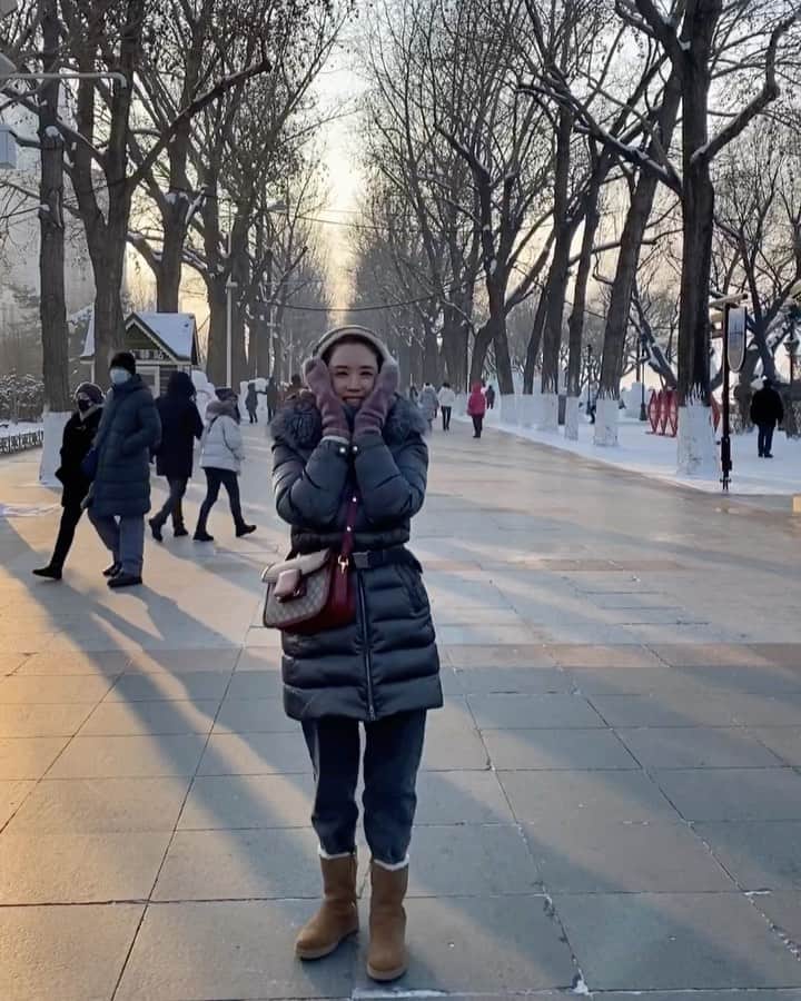 イ・ダヘのインスタグラム：「사진찍는거 아니었음? 쩝.. #약간 #민망」