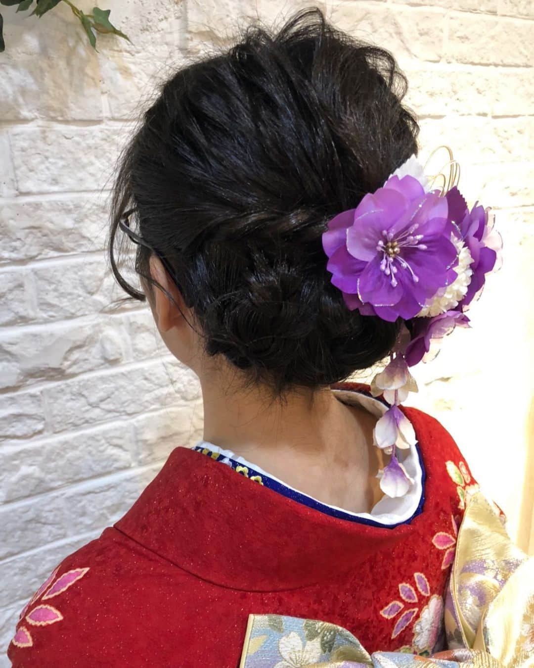 のインスタグラム：「今年も感動がたくさんありました！ おめでとうございます🌟 ヘアセット、コテ巻きのみのご予約も承っています！！！ #ヘア#ヘアセット#スタイル#スタイリング#アップスタイル#ヘアアレンジ#振袖ヘア#成人式ヘア#コテ巻き#ロープ編み#ギブソンタック」