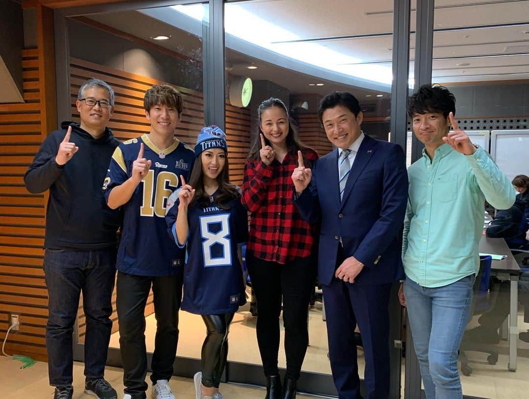 エリナ シルカのインスタグラム：「NFL倶楽部の収録にお邪魔してきました〜🏈 ついに残り4チーム。あっという間にスーパーボウルの時期になってしまった…はやい。 今年はずっと49sを応援してて、このまま勢いにのってファイナルまでいって欲しい🥺🙏 収録は日本人初のNFLチアリーダーのさゆりさんとブリリアンコージさんに挟まれ、アメフト大好きな方々に囲まれてものすごく幸せな時間だった😊　 放送は 地上波：日テレ: 1月17日（金）26時44分 ぜひみてみてねー！」