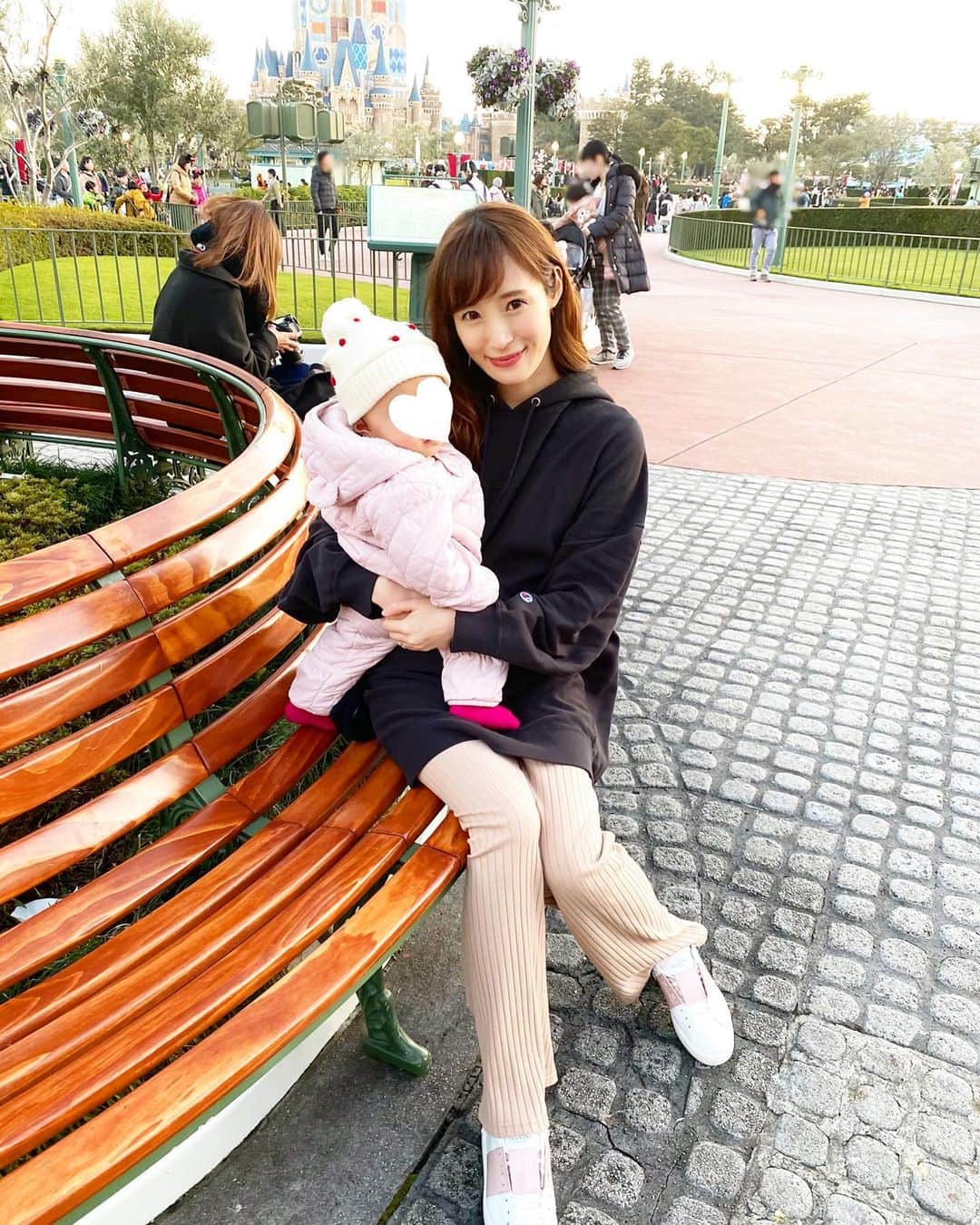 小林真由のインスタグラム：「⋆﻿ ⋆﻿ 週末に少しだけディズニーへ🎠﻿ ﻿ お昼食べて﻿ トムソーヤとit's a small world行って﻿ 雰囲気味わって退散🌟﻿ ﻿ hoodie: #frayid #champion﻿ pants: #cotorica  sneaker: #valentino﻿ ﻿ #ディズニーランド #東京ディズニーランド #ランド #年パス #ファッション #コーデ #ママコーデ #ママライフ #コーディネート #女の子ママ #ベビー #フレイアイディー #チャンピオン #コトリカ #バレンティノ1歳1ヶ月 #tdl #Disney #coordinate #fashion #4枚目は相変わらず胃痛で待機中 #ココアに癒された🥺」