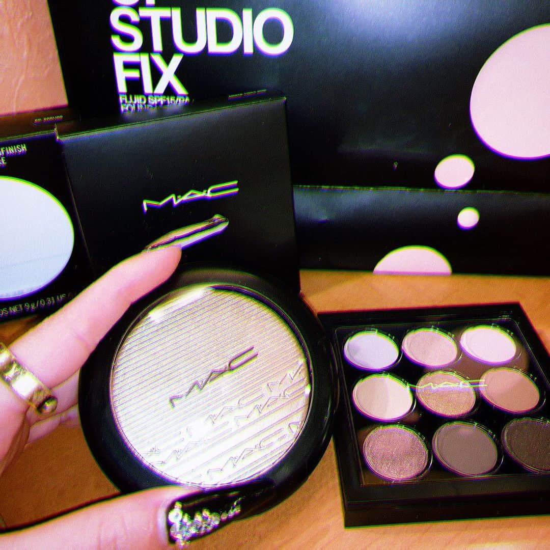 アンジェリカのインスタグラム：「𝐦𝐚𝐤𝐞💄✨ . もっと色々幅広くメイク出来たら 良いな~!!ワンパターンは卒業だネ😚🧡 てことでnew✨✨ .  #makeup #mac #アイシャドウ #アイシャドーパレット #ハイライト #エクストラディメンションスキンフィニッシュ #スモールアイシャドウ」