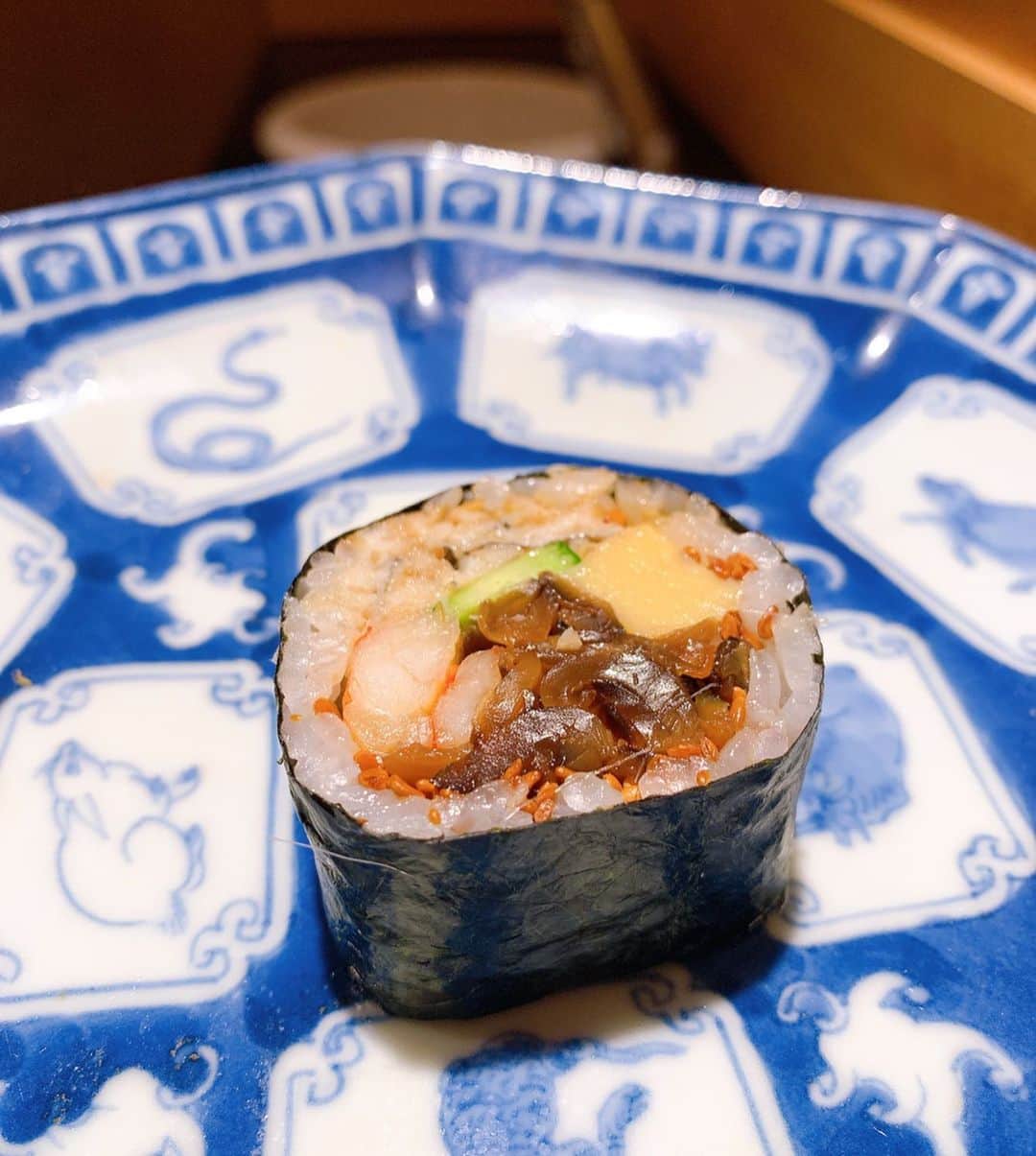 濱野りれさんのインスタグラム写真 - (濱野りれInstagram)「Photo with chef. Hashiba at Sushi Saito. He always served us steady and top-grade sushi. I can say that Saito is most famous sushi restatrant in Japan. Also Mr. hashiba's long eyelash is my fav point too😍 If you have a chance to go, please check out his adorable eyes 🥺💗 -— 久しぶりに#鮨さいとう へお邪魔してきたよ💗変わらない最高級の味をいつもありがとうはしばくん🥺 またみんなでご飯行こうね☺️❤️✨ -— #rirelog#sushisaito#saito #roppongisushi#sushiroppongi#ilovesushi#ilovejapanesefood  #sushi#sushistagram#sushimania#sushilover#japanesefood#japanesefoodlover#tokyoeats#tokyogourmet#tokyojapan#eatlover#lovesushi#michelinstarfood#michelinrestaurant#redvalentino#louisvuitton#louisvuittonskirt  #さいとう #六本木グルメ#予約困難店#食べログ高評価」1月17日 19時53分 - riregram