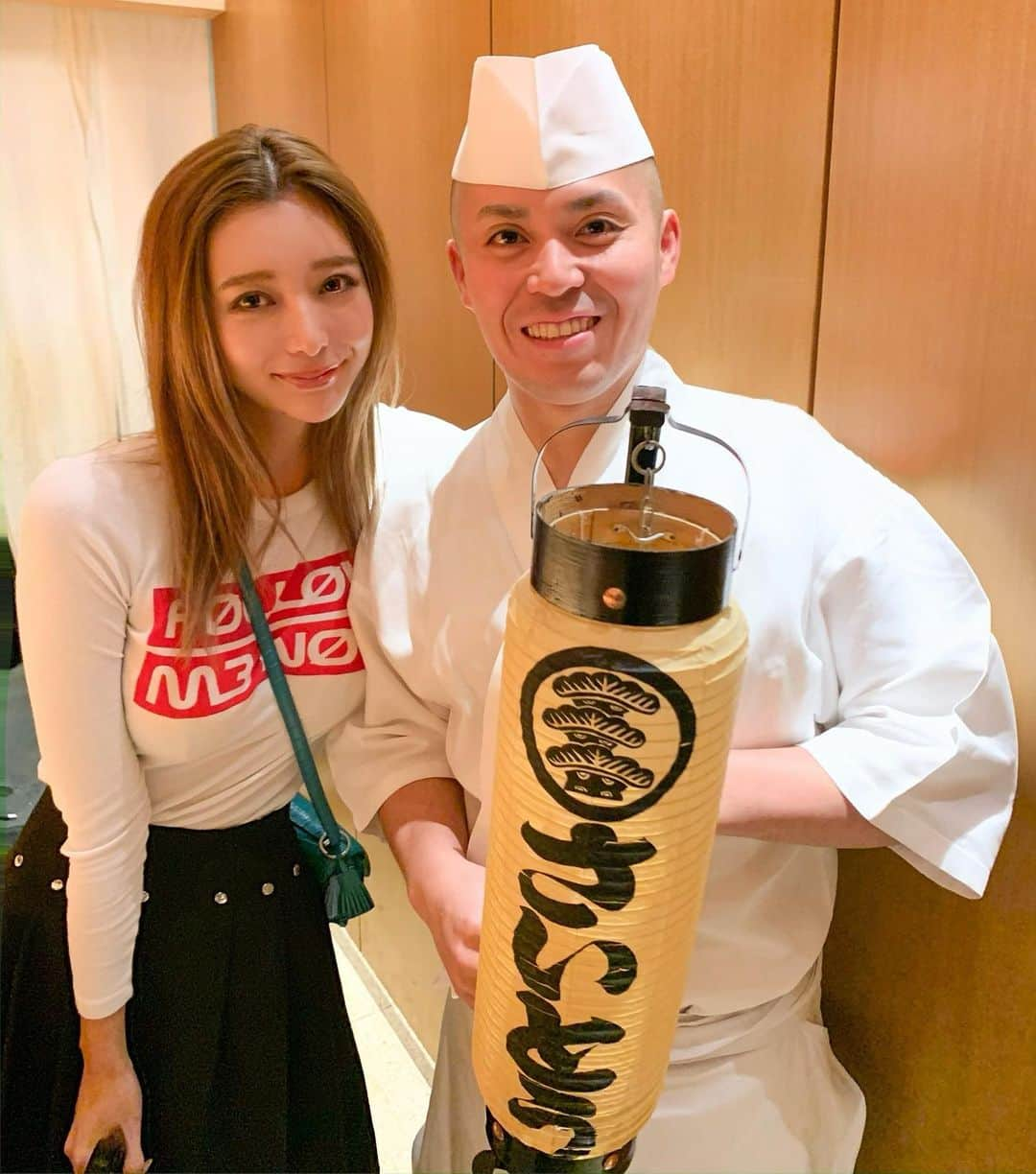 濱野りれさんのインスタグラム写真 - (濱野りれInstagram)「Photo with chef. Hashiba at Sushi Saito. He always served us steady and top-grade sushi. I can say that Saito is most famous sushi restatrant in Japan. Also Mr. hashiba's long eyelash is my fav point too😍 If you have a chance to go, please check out his adorable eyes 🥺💗 -— 久しぶりに#鮨さいとう へお邪魔してきたよ💗変わらない最高級の味をいつもありがとうはしばくん🥺 またみんなでご飯行こうね☺️❤️✨ -— #rirelog#sushisaito#saito #roppongisushi#sushiroppongi#ilovesushi#ilovejapanesefood  #sushi#sushistagram#sushimania#sushilover#japanesefood#japanesefoodlover#tokyoeats#tokyogourmet#tokyojapan#eatlover#lovesushi#michelinstarfood#michelinrestaurant#redvalentino#louisvuitton#louisvuittonskirt  #さいとう #六本木グルメ#予約困難店#食べログ高評価」1月17日 19時53分 - riregram