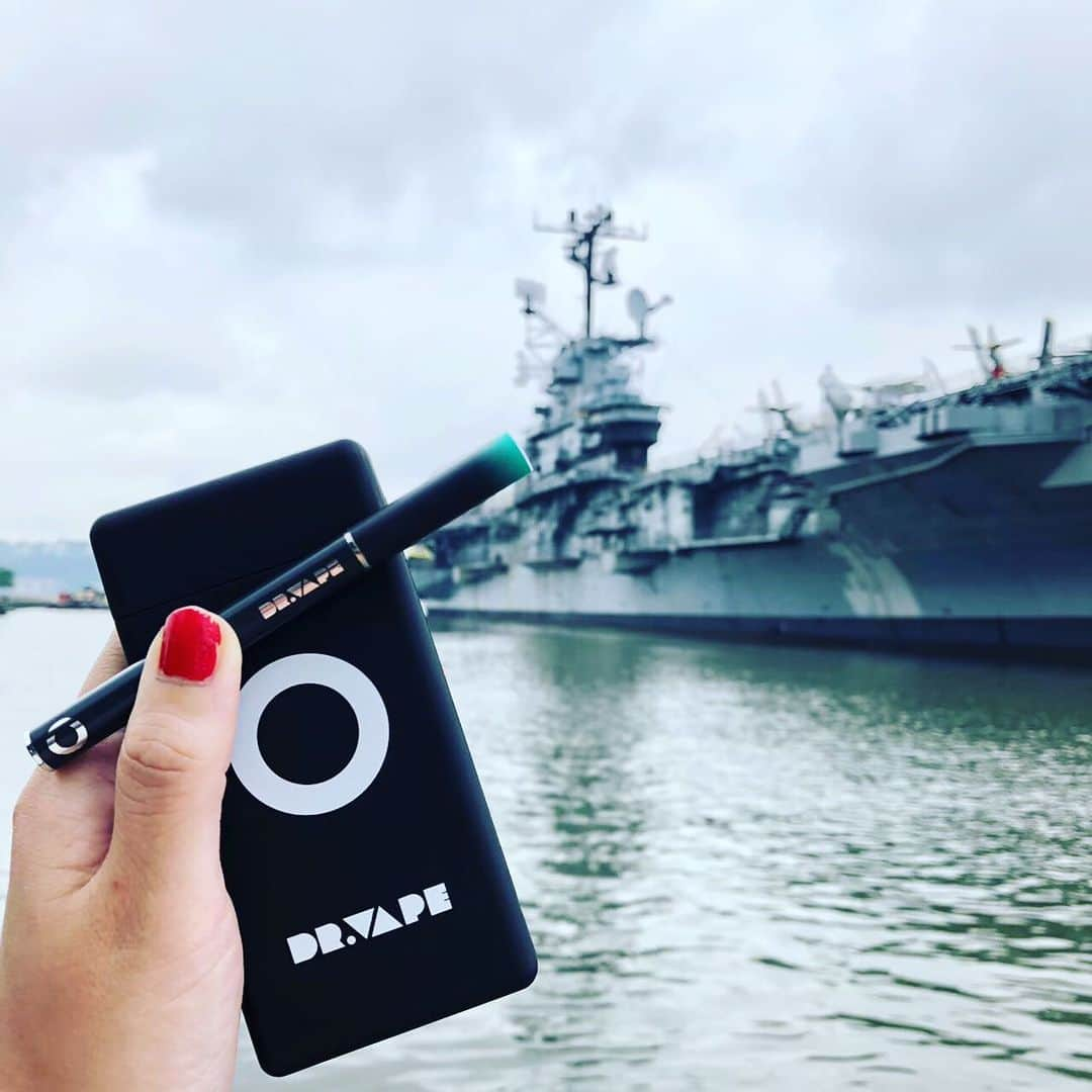 DR.VAPEさんのインスタグラム写真 - (DR.VAPEInstagram)「こちらは、イントレピッド海軍の航空母艦⛴勇ましい姿が印象的ですね✨  余りの迫力にDR.VAPEもびっくり❗️ ・ ・  #DRVAPE#VAPE#theunitedstates#travelgram#traveltotheworld#instagood#travel#ny#ドクターベープ#べイプ#ニューヨーク#思い出#旅行#タビジョ#世界旅行#健康#旅行好きな人と繋がりたい#禁煙#禁煙グッズ#タバコ#禁煙したい#旅好き#グルメ好き#旅ジョ#電子タバコ#アロマスティック#旅好きな人と繋がりたい#アメリカ旅行#航空母艦#イントレピッド」1月17日 19時53分 - dr.vape_official