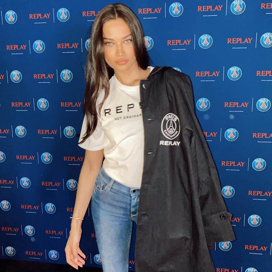 シャニーナ・シャイクのインスタグラム：「I love attending an event in comfortable jeans 👖 hanging out with the @replay team last night #replay4psg」