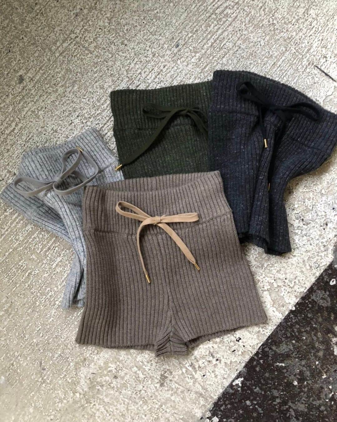 Juemiさんのインスタグラム写真 - (JuemiInstagram)「Heather Knit Shorts / ¥9,980+tax 大人気のニットショーパンから新色のキャメルが登場！ ストレスフリーな着心地で、厚めのニットは体のラインが気になりにくくなっております。紐は同色か白紐からお選びいただけます。 #juemi #juemistyle #ju261」1月17日 19時57分 - _juemi_