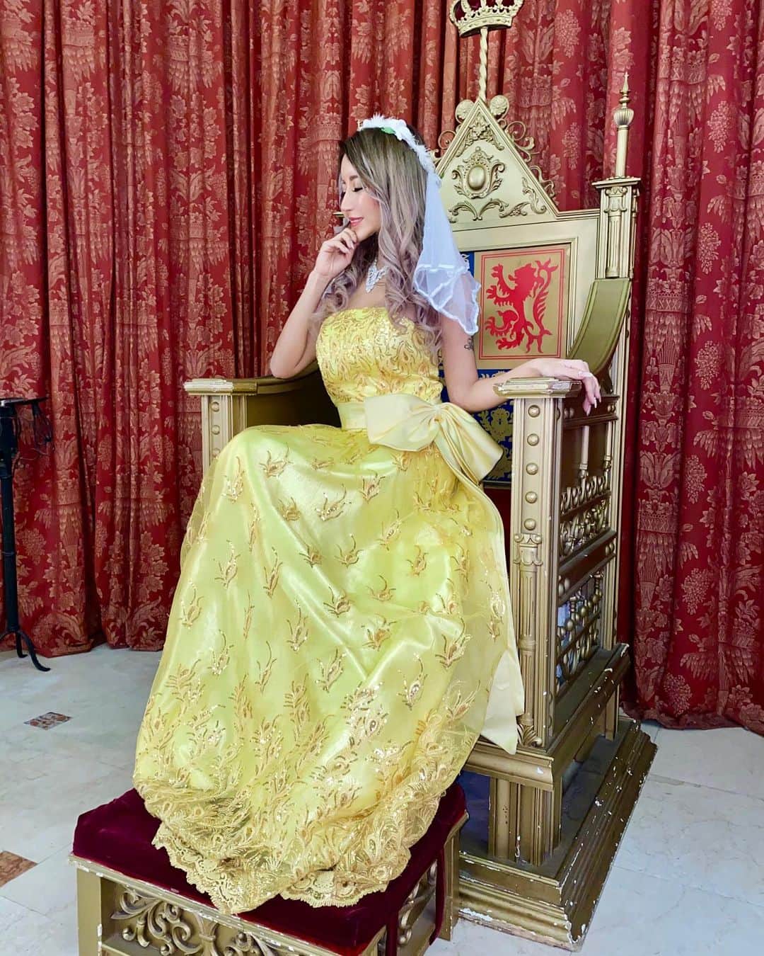 はるたむさんのインスタグラム写真 - (はるたむInstagram)「2020年も 素敵な1年にしたいな💕 . . #プリンセス #ロックハート城 #城 #ドレス #dress #princess #yellow #castle」1月17日 19時58分 - harutamu02