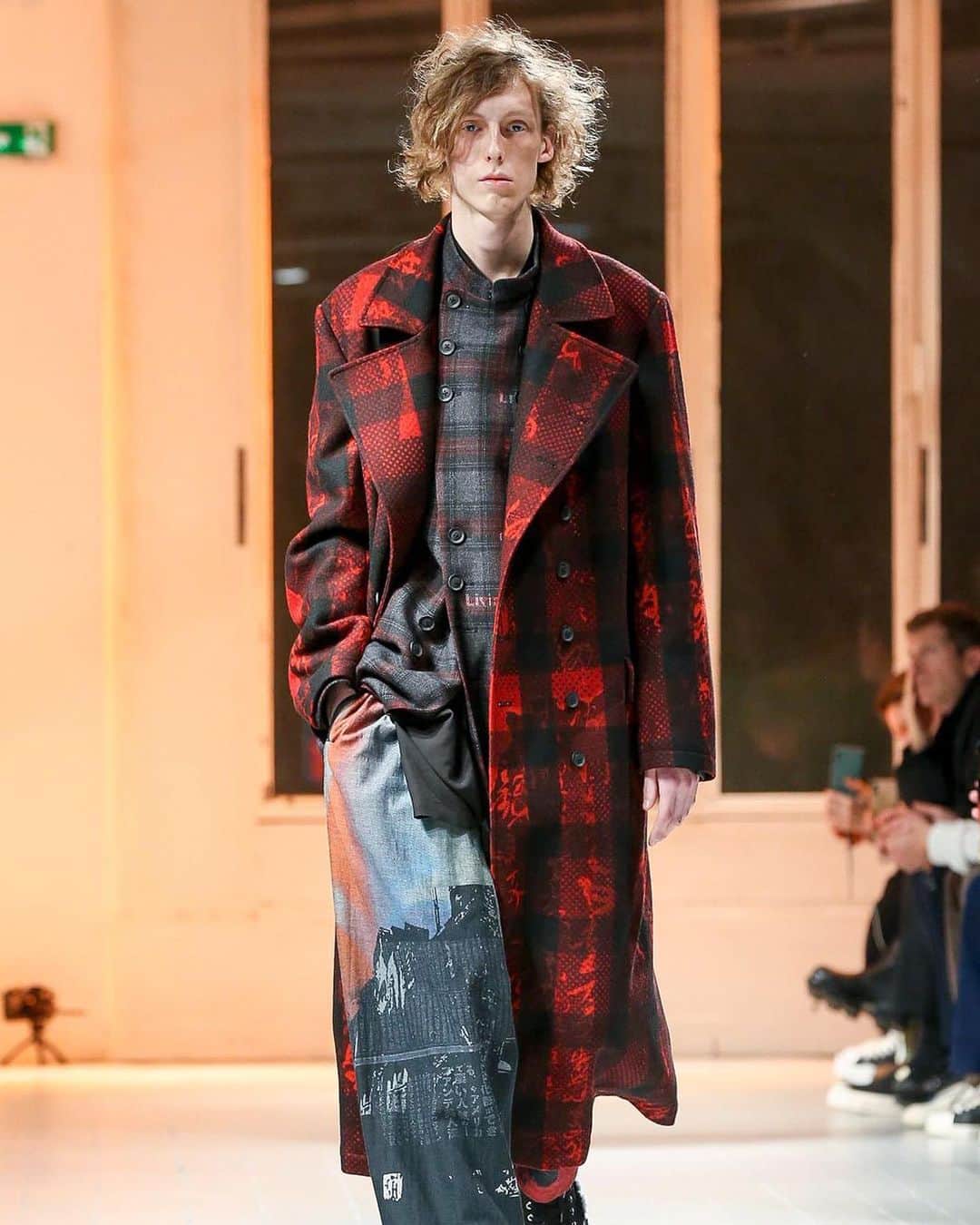 HYPEBEASTさんのインスタグラム写真 - (HYPEBEASTInstagram)「@hypebeaststyle: @yohjiyamamotoofficial’s Fall/Winter 2020 collection at #ParisFashionWeek saw a revival of ragamuffin styling, filled with dangling strings, ballooning militaria and lavish organic fabrics in a monochrome palette that was elevated by complex layering. Swipe to check out some of the looks, then head to the link in our bio to view more.⁠⠀ Photo: Elizabeth Pantaleo/NOWFASHION」1月17日 19時59分 - hypebeast