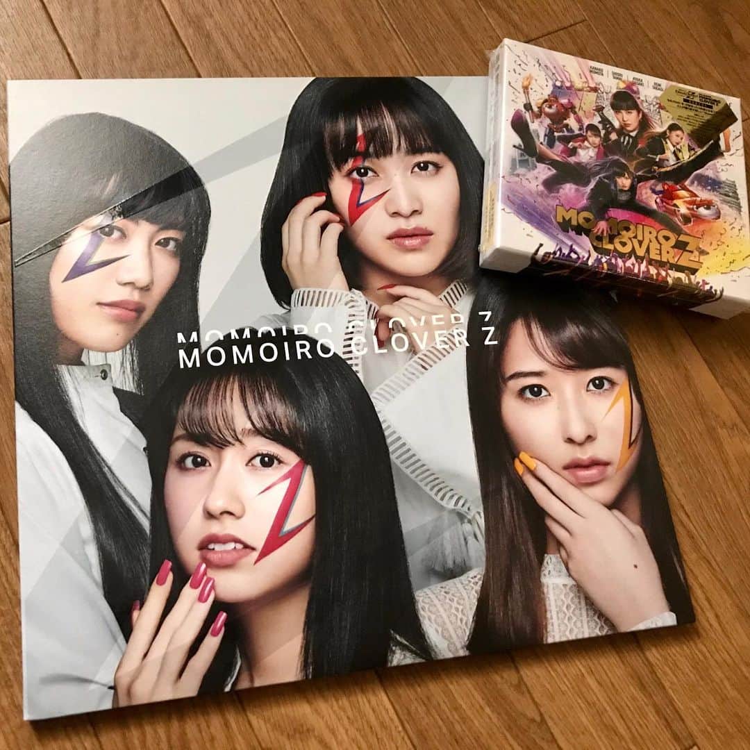 Larry のインスタグラム：「「あんた飛ばしすぎ‼︎」が収録されている"MOMOIRO CLOVER Z"のアナログ盤とCDが届きました。 あーーーすぅ！ #ももクロ  #garlicboys」
